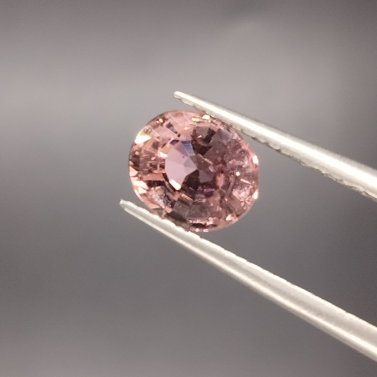 サーモンピンクがかわいいトルマリン【0.93ct/6.6×5.6mm】