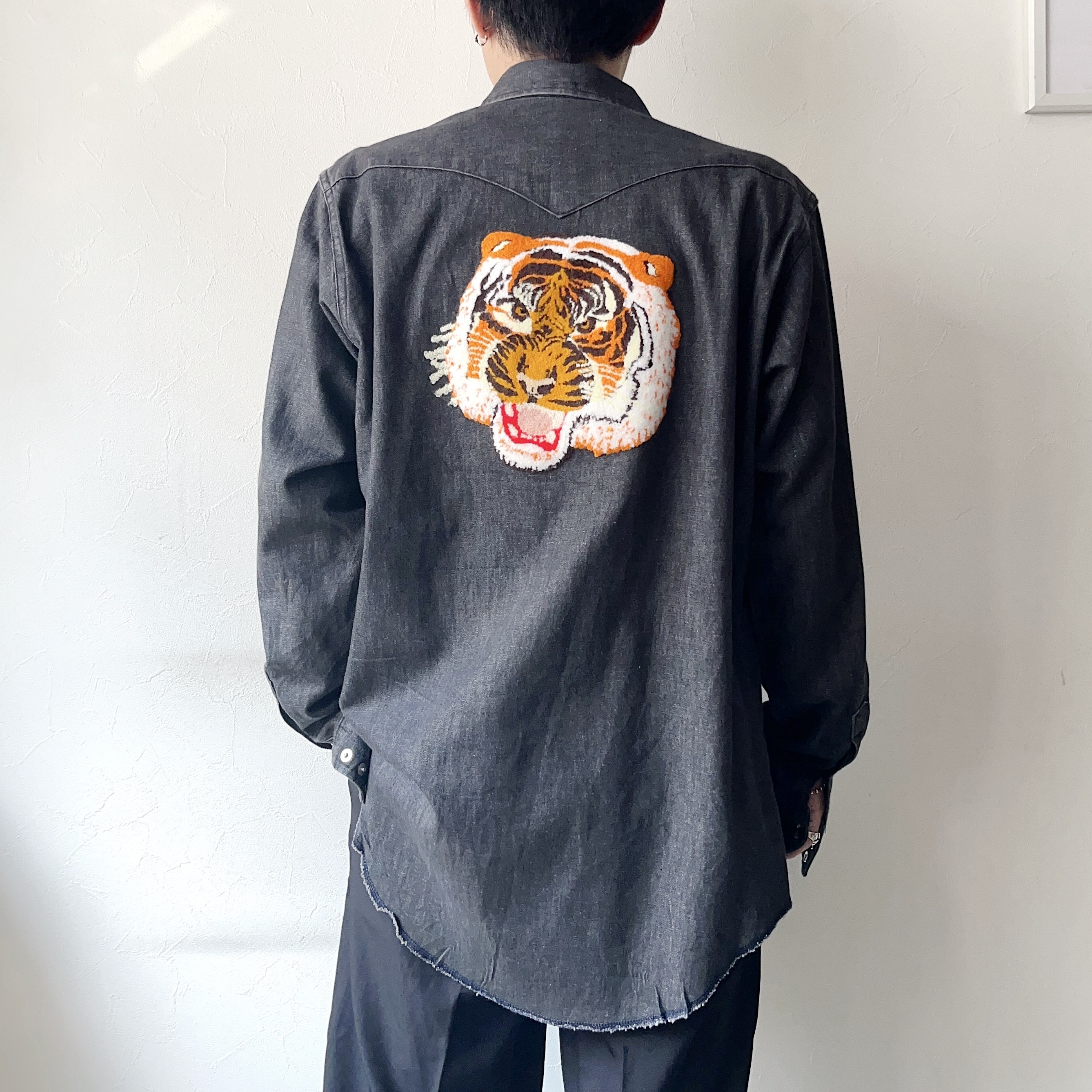 Vintage 80's【Wrangler】"Tiger" Embroidery Denim Shirt の画像 4