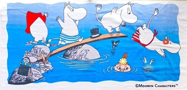 Moomin Shop Hawaii 正規品 ムーミンショップハワイ限定 バスタオル 角型 ムーミン ビーチタオル 大 アロハ Aloha ハワイ Hawaii ハワイ買い付け 海外雑貨 プレゼント ギフト 贈り物 キャラクター イラスト コレクション Puahawaii Moomin Shop Hawaii 正規品 ムーミンショップハワイ限定 バスタオル 角型 ムーミン ビーチタオル 大 アロハ Aloha ハワイ Hawaii ハワイ買い付け 海外雑貨 プレゼント ギフト 贈り物 キャラクター イラスト コレクション Puahawaii