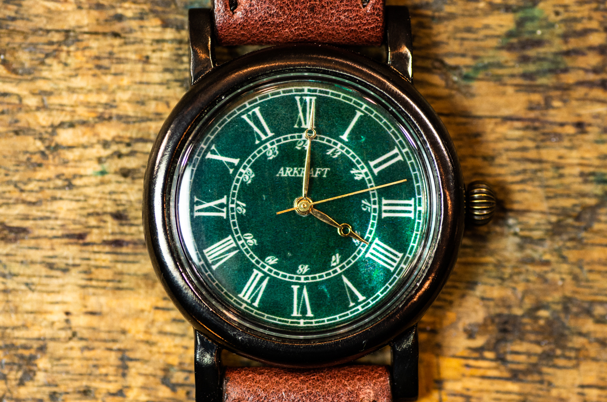マザーオブパールをベースに使用した深いグリーンの文字盤の腕時計(Andy Midium/店頭在庫品) | 手しごと腕時計ARKRAFT