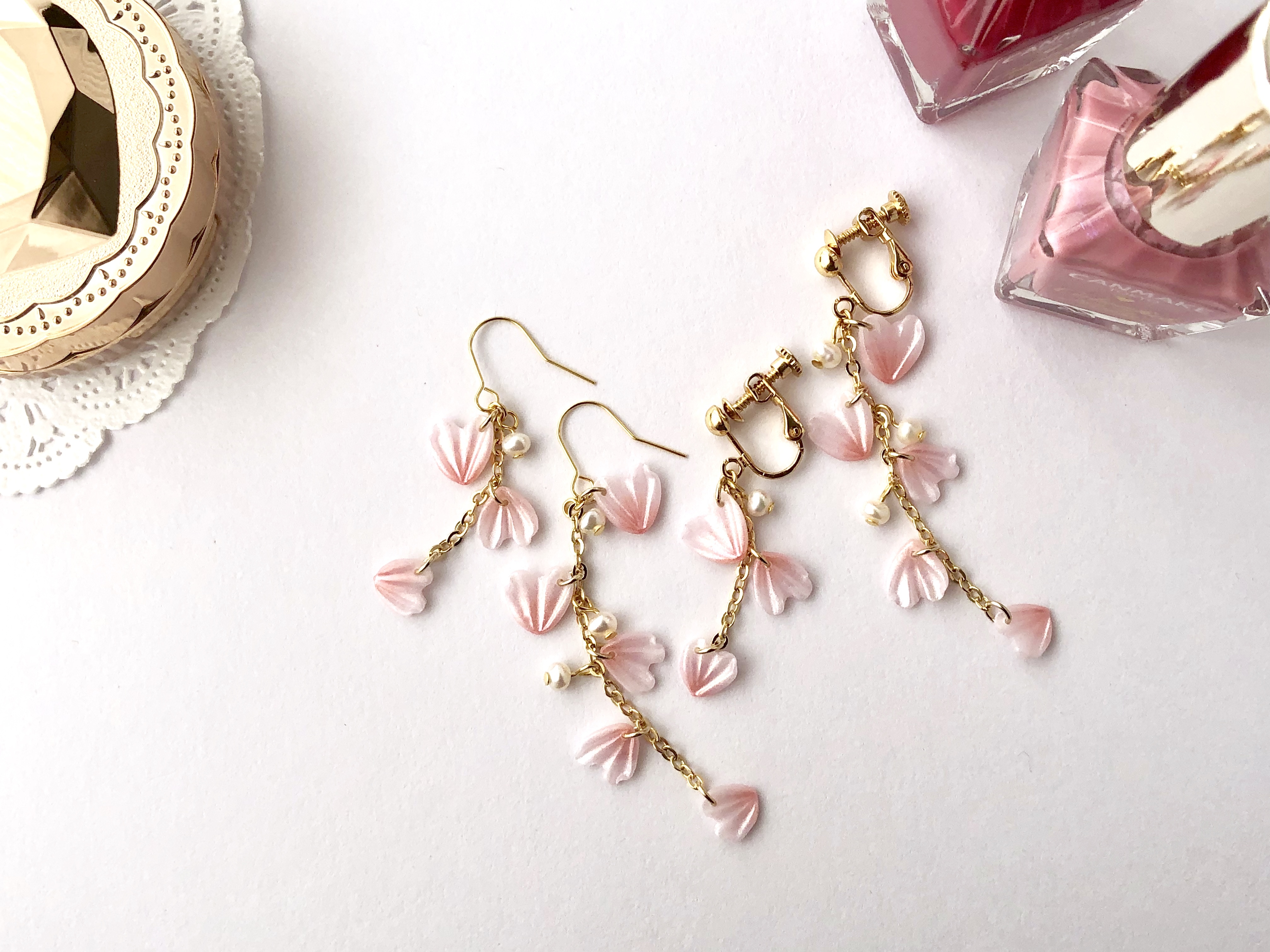舞う桜の花びら 金属アレルギー対応 ピアスorイヤリング ポリマークレイ 粘土 和装 Petit Love プチラブ 舞う桜の花びら 金属アレルギー対応 ピアスorイヤリング ポリマークレイ 粘土 和装 Petit Love プチラブ