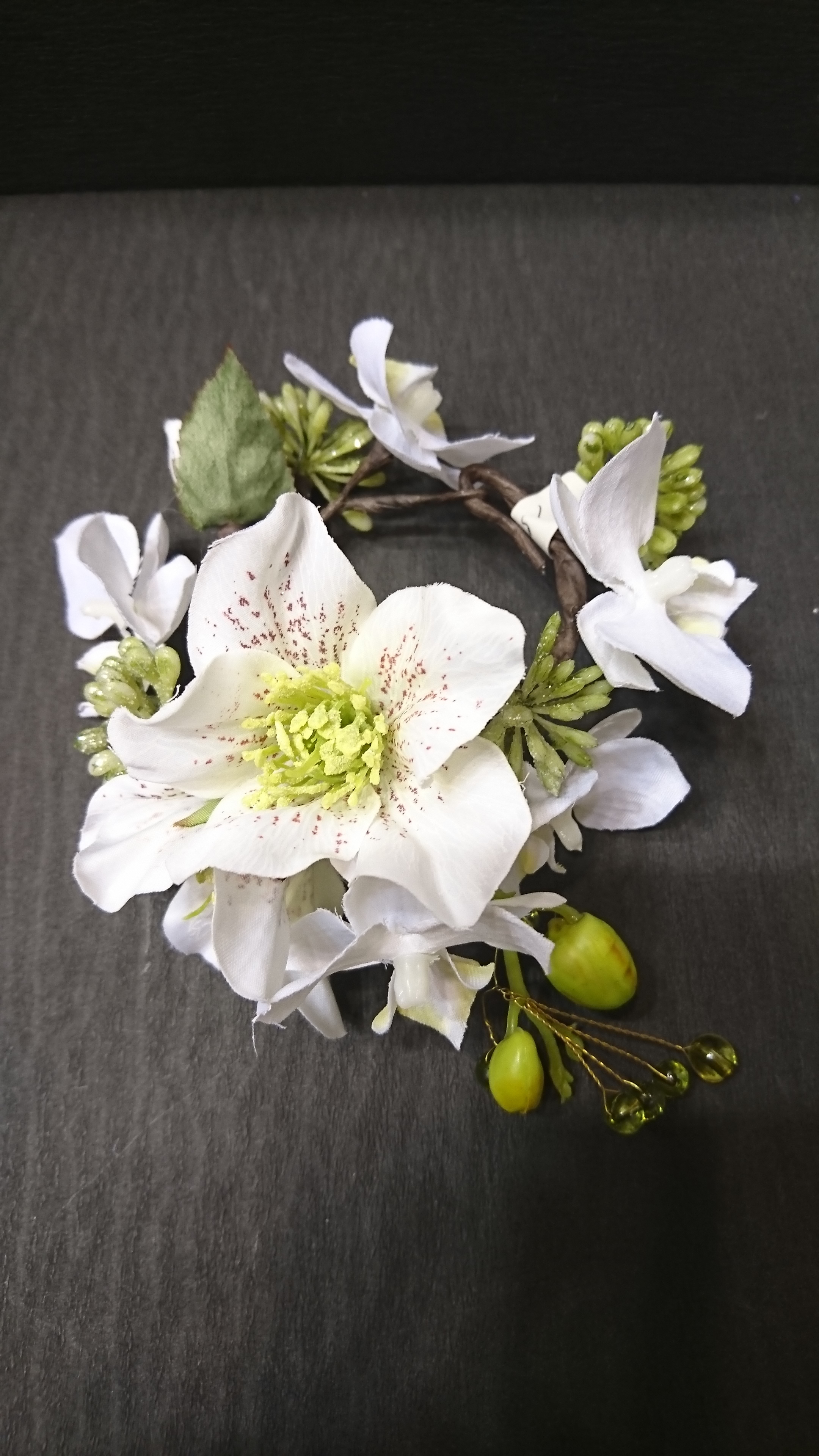 クリスマスローズの小さな花冠