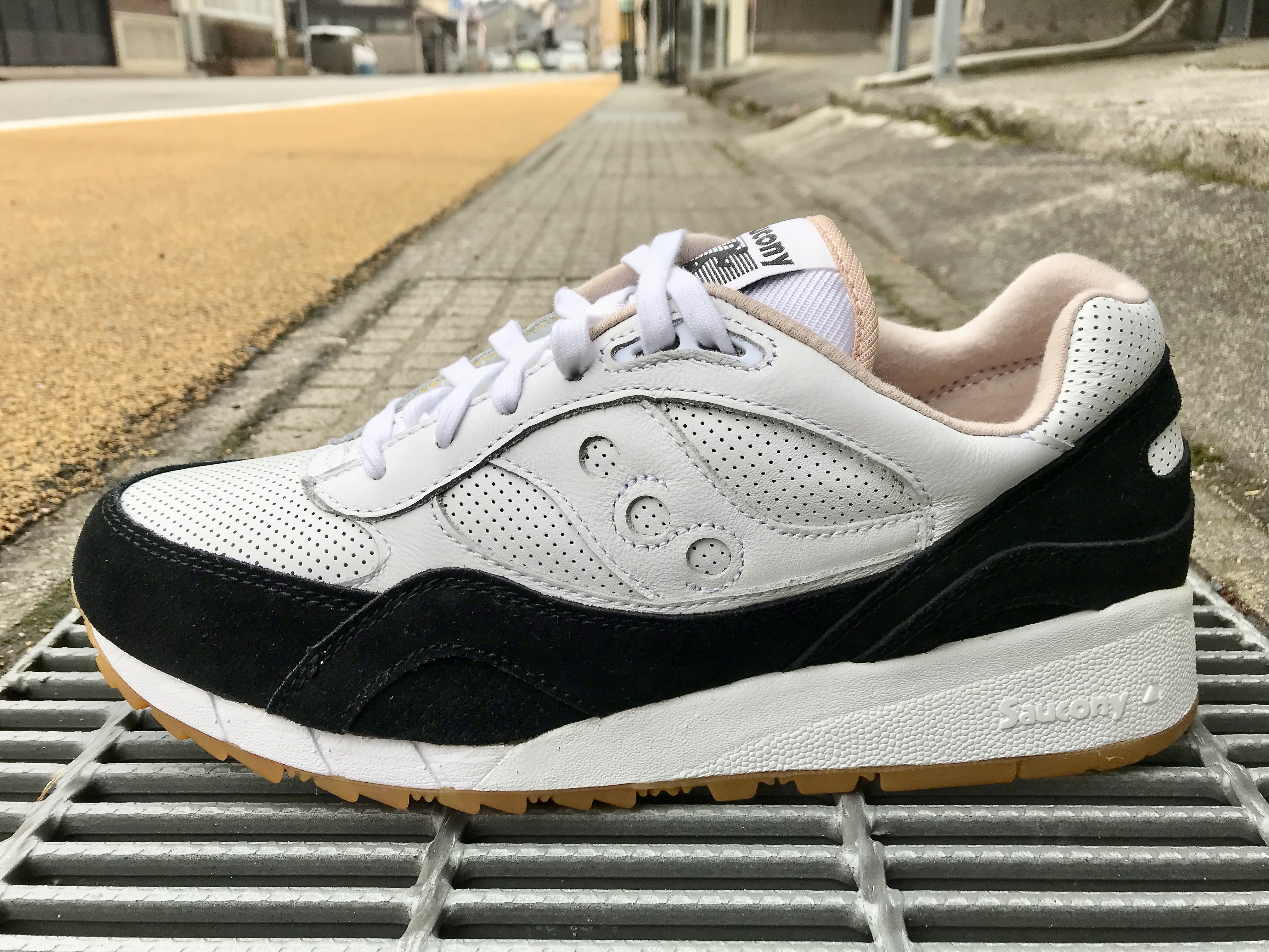 saucony shadow white