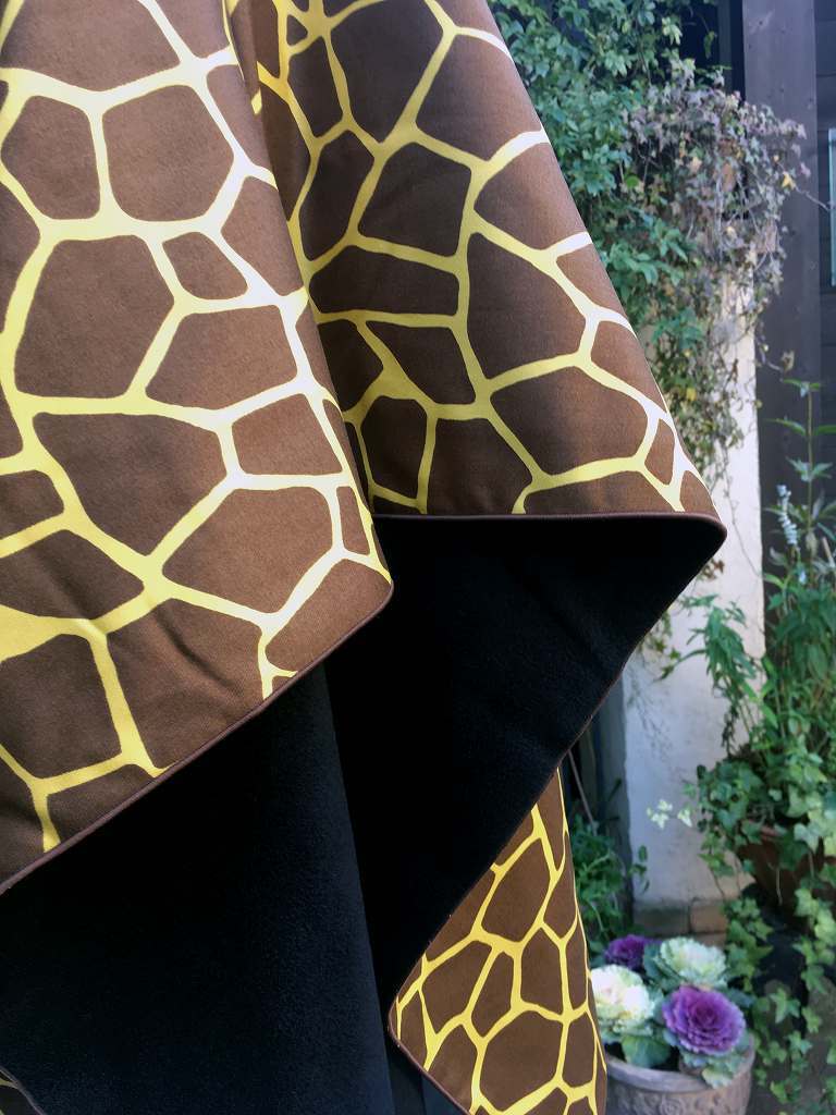 セガサミー公式 幸運のキリン柄フリースポンチョ フリル服と刺繍の店 リフルシャッフル