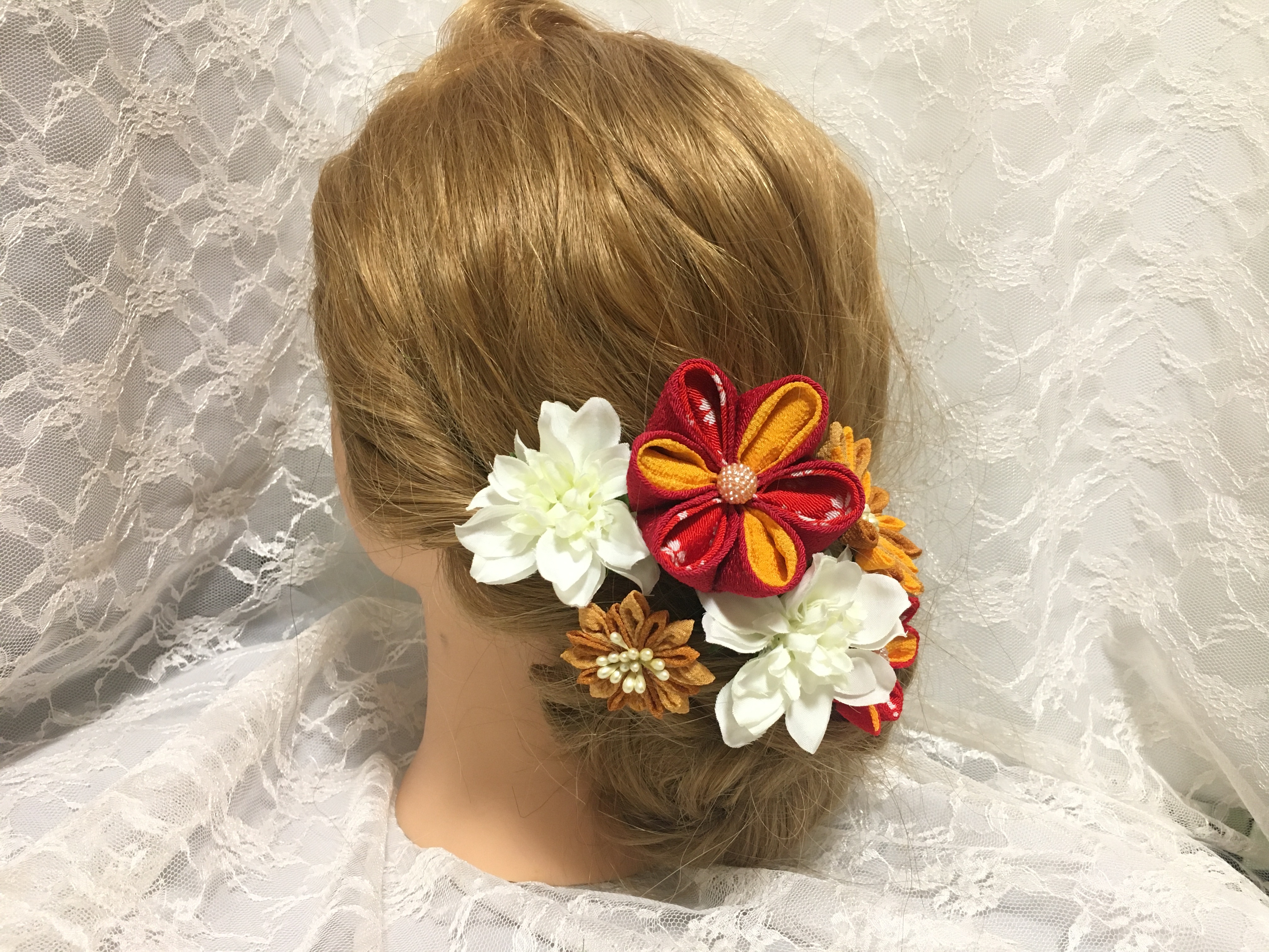 60 つまみ細工オレンジと赤の花 Hana Muta 60 つまみ細工オレンジと赤の花 Hana Muta