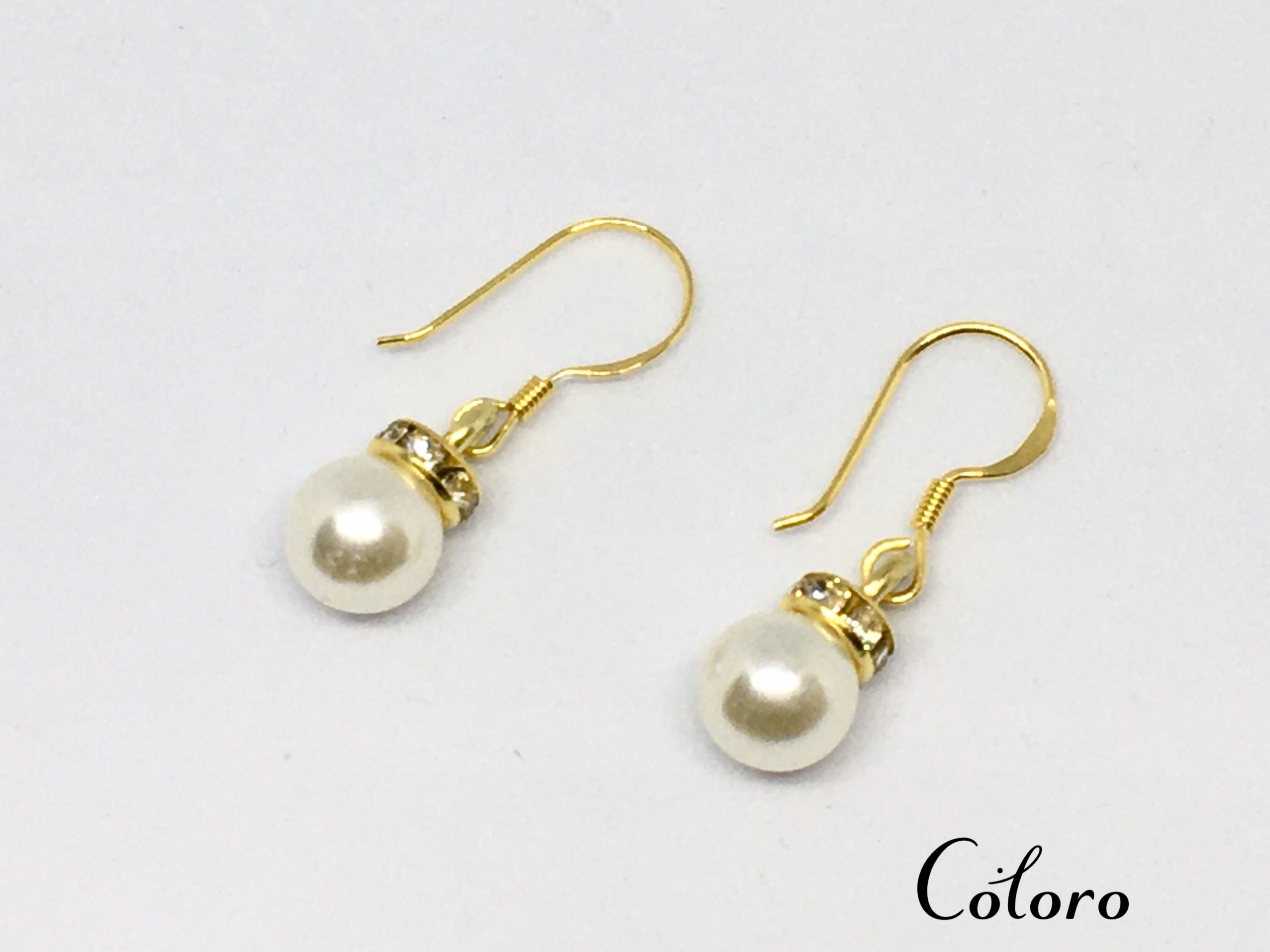 パール調のチャームが揺れるピアス ゴールドカラー 18kgp ハンドメイド イヤリング Coloro パール調のチャームが揺れるピアス ゴールドカラー 18kgp ハンドメイド イヤリング Coloro