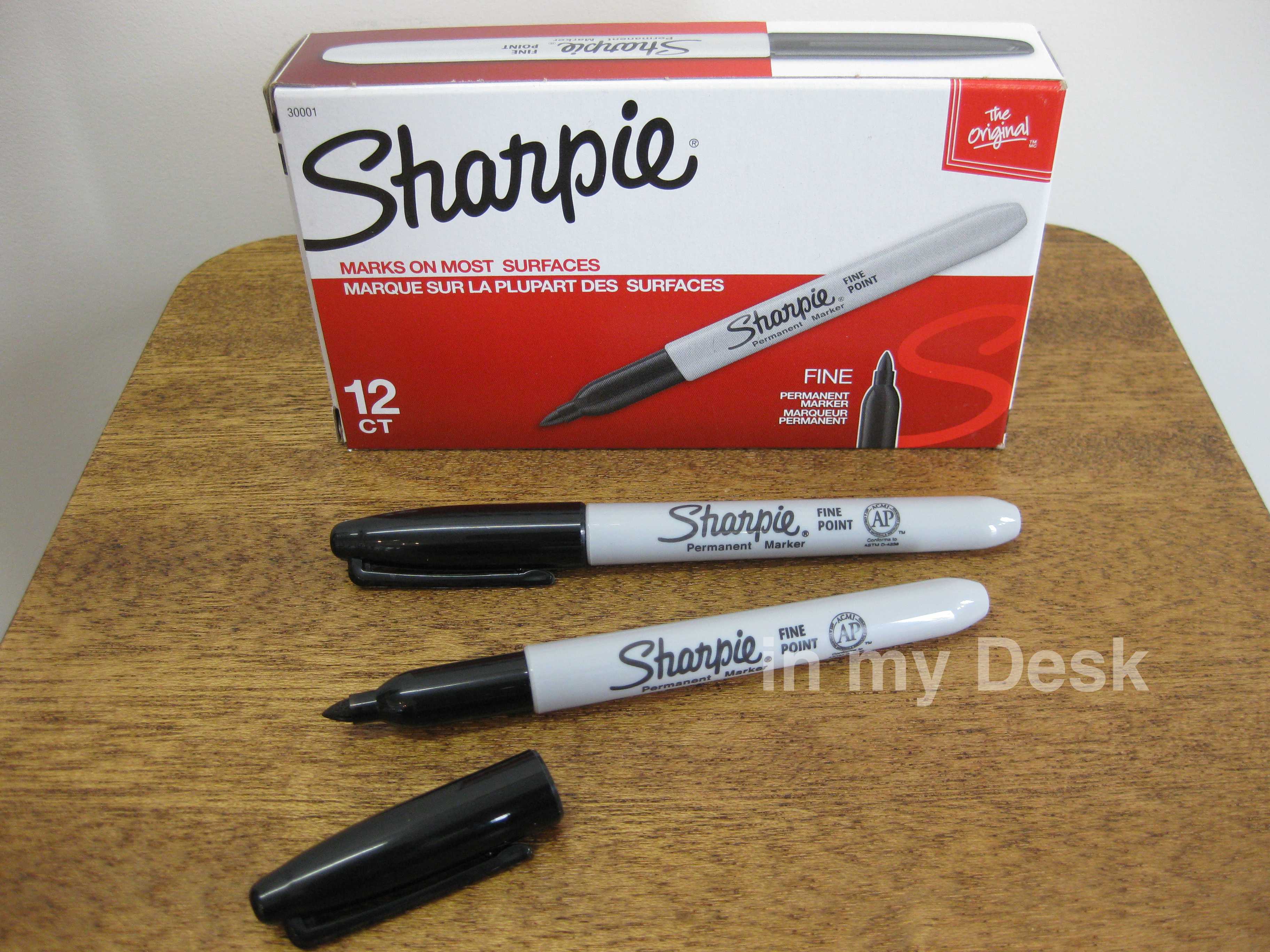 アメリカ直輸入 １本 シャーピー 油性サインペン Sharpie Fine Point Marker In My Desk