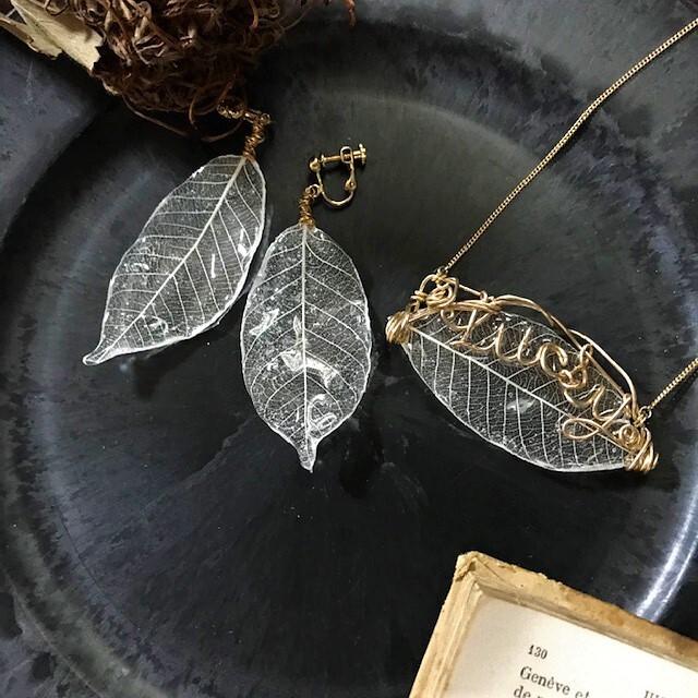 スケルトンリーフ ワイヤー英文字 マグネットペンダント Dropcafe37