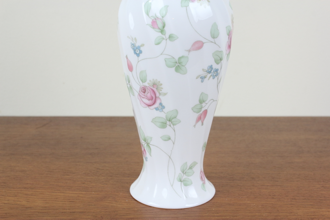 ウェッジウッド ローズヒップ Rosehip 花瓶 バラ フラワーベース イギリス ヴィンテージ Wedgwood Epoca ウェッジウッド ローズヒップ Rosehip 花瓶 バラ フラワーベース イギリス ヴィンテージ Wedgwood Epoca