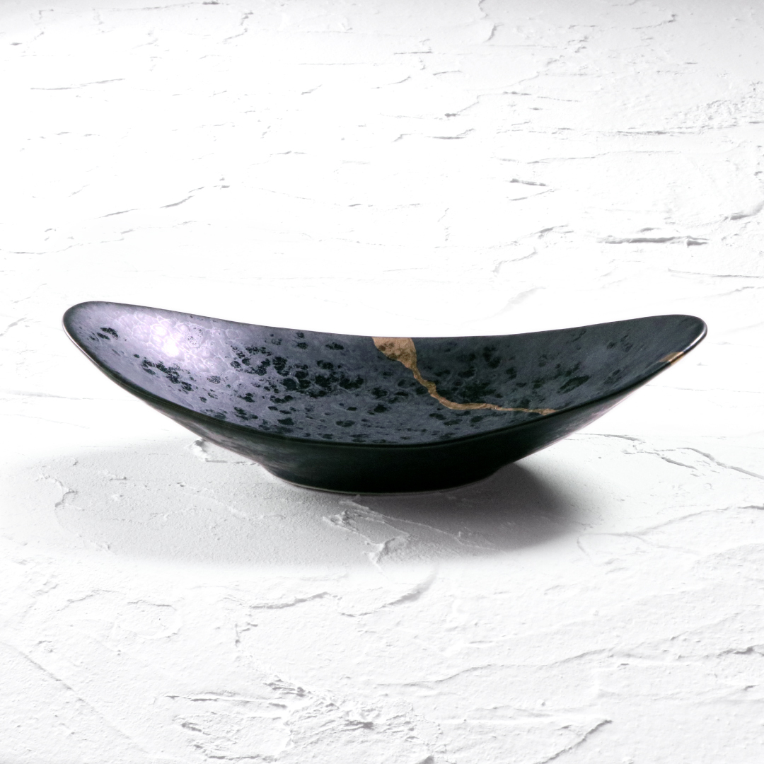 【UnCオリジナル／KINTSUGI風シリーズ】有田焼 22cm楕円深鉢皿 黒陶金線サムネイル画像