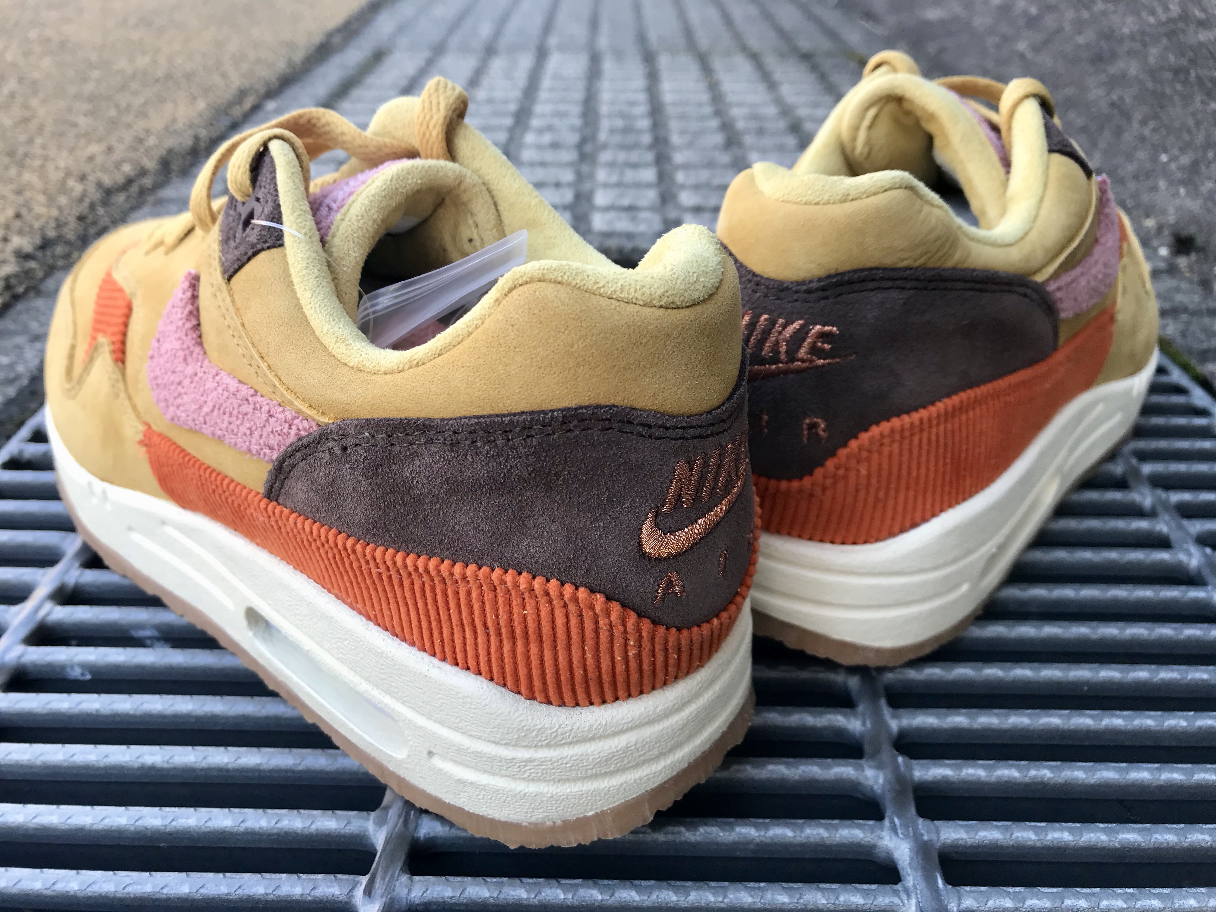 air max 1 wheat gold rust pink
