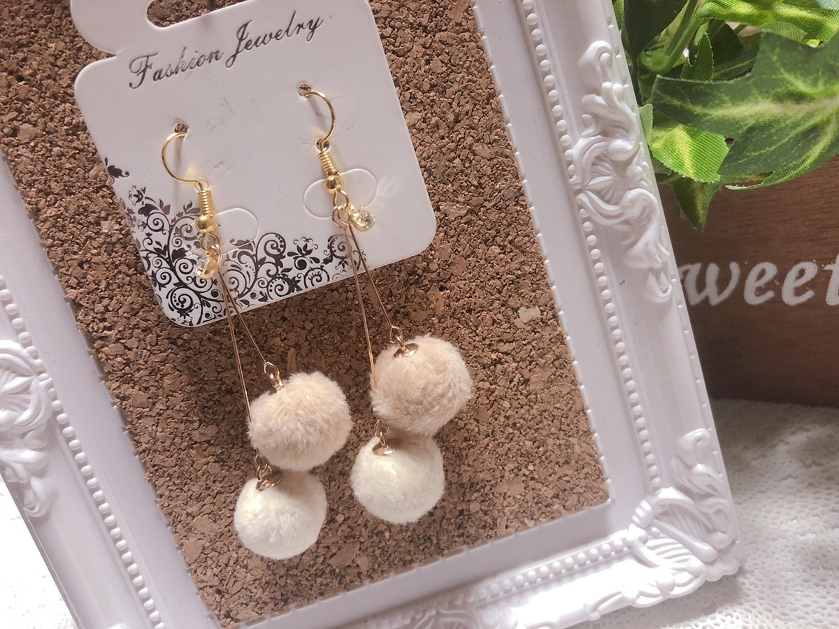 秋冬ふわふわチャームのwゆらゆらピアス 白 ベージュ Niil Mare Accessories