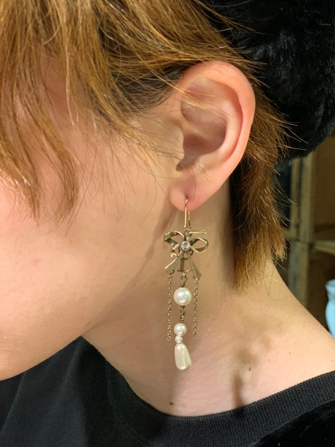 Christian Dior Logo Ribbon Pearl Swing Earring クリスチャンディオールロゴリボンパールぶらさがりピアス Titti Clothing Christian Dior Logo Ribbon Pearl Swing Earring クリスチャンディオールロゴリボンパールぶらさがりピアス Titti Clothing