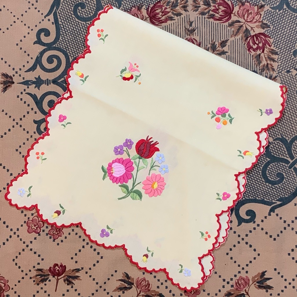 チューリップと薔薇のハンガリー刺繍クロス Kolbenova
