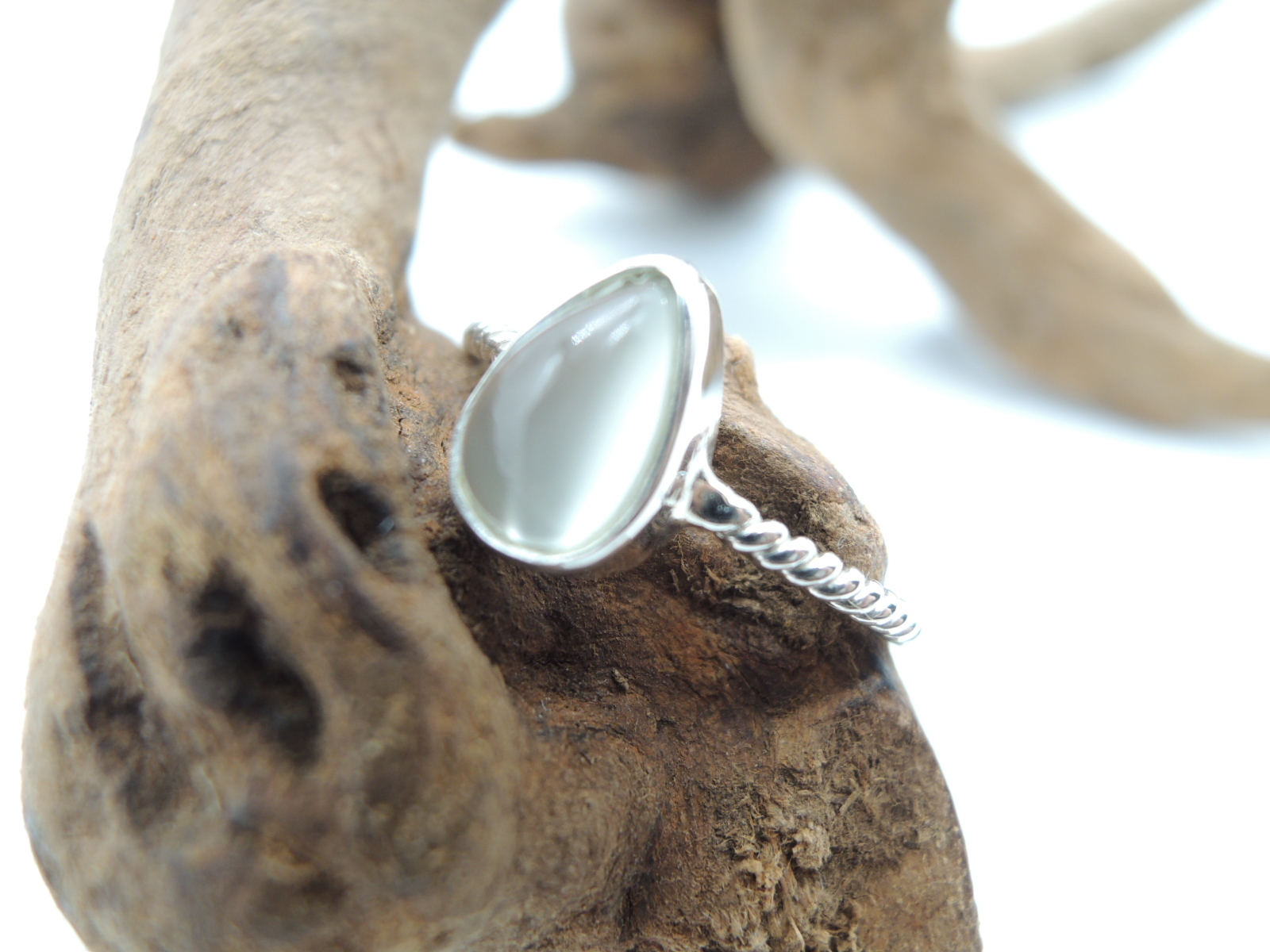 Rainy White Moonstone Ring 白い天然石 シルバーリング Time To Time Rainy White Moonstone Ring 白い天然石 シルバーリング Time To Time