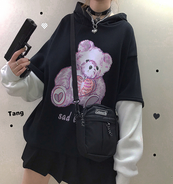 レディースファッション パーカー トレーナー 重ね着風 くまさんプリント 2色 ルーズトレーナー 秋冬コーデ 新作 More Lluze モア ルーゼ レディースファッション パーカー トレーナー 重ね着風 くまさんプリント 2色 ルーズトレーナー 秋冬コーデ 新作 More Lluze モア ルーゼ