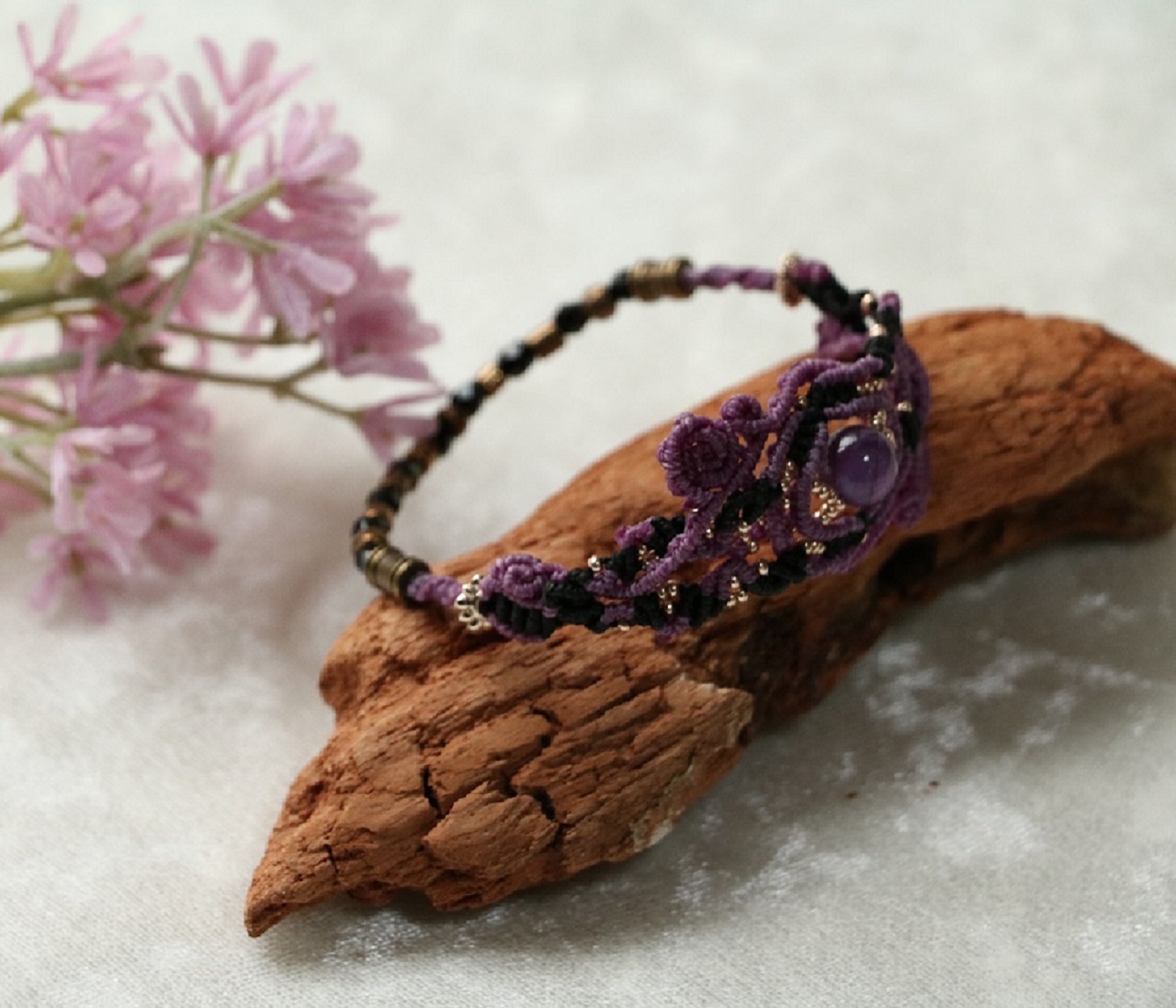 着け外し楽々 ゴム紐マクラメアクセサリー アメジストのブレスレット Fredge