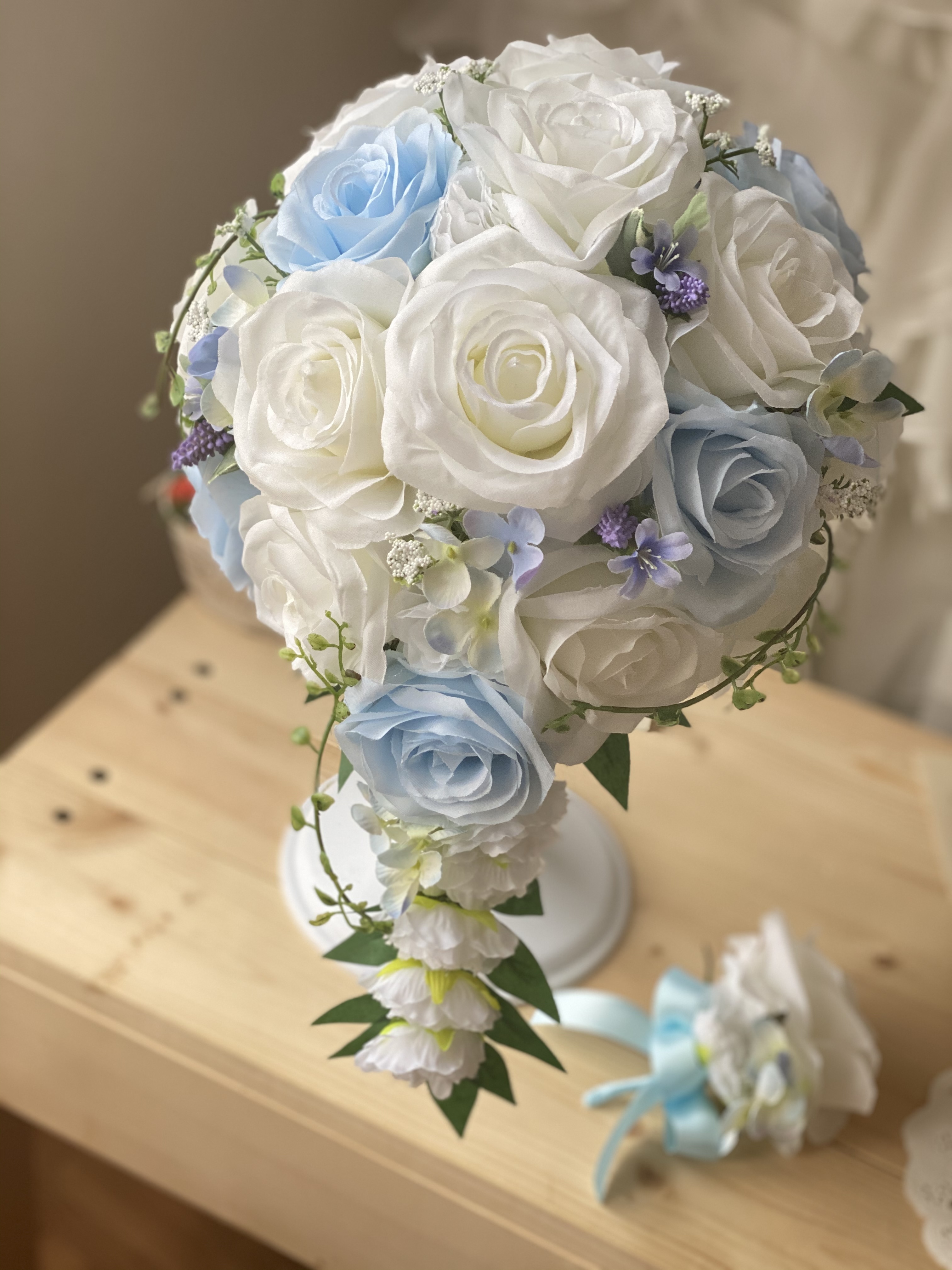 白バラ 水色 紫小花オーバルブーケ Houkiboshi 白バラ 水色 紫小花オーバルブーケ Houkiboshi