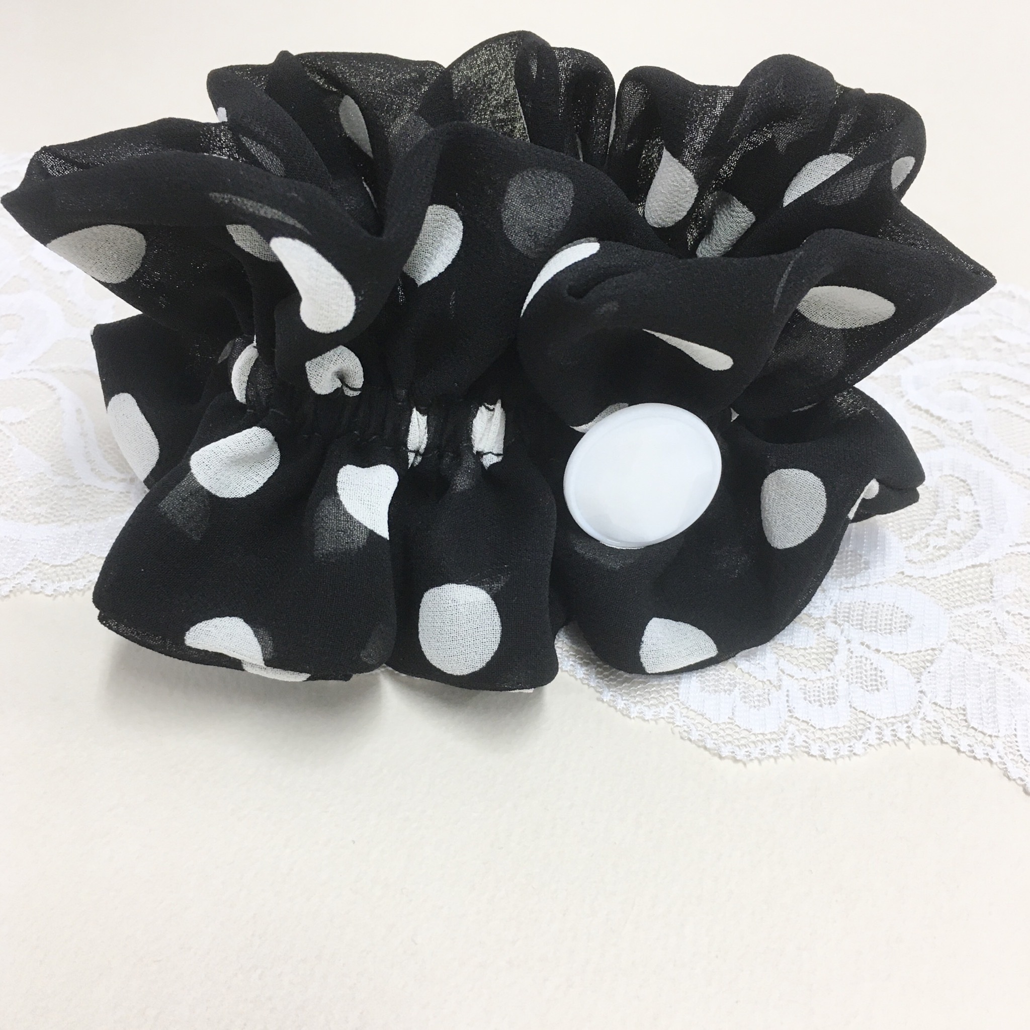 セール価格 フリルが可愛い 透け感あるシフォン素材の水玉柄フリルシュシュ 白黒 Art Decoms Pipe セール価格 フリルが可愛い 透け感あるシフォン素材の水玉柄フリルシュシュ 白黒 Art Decoms Pipe