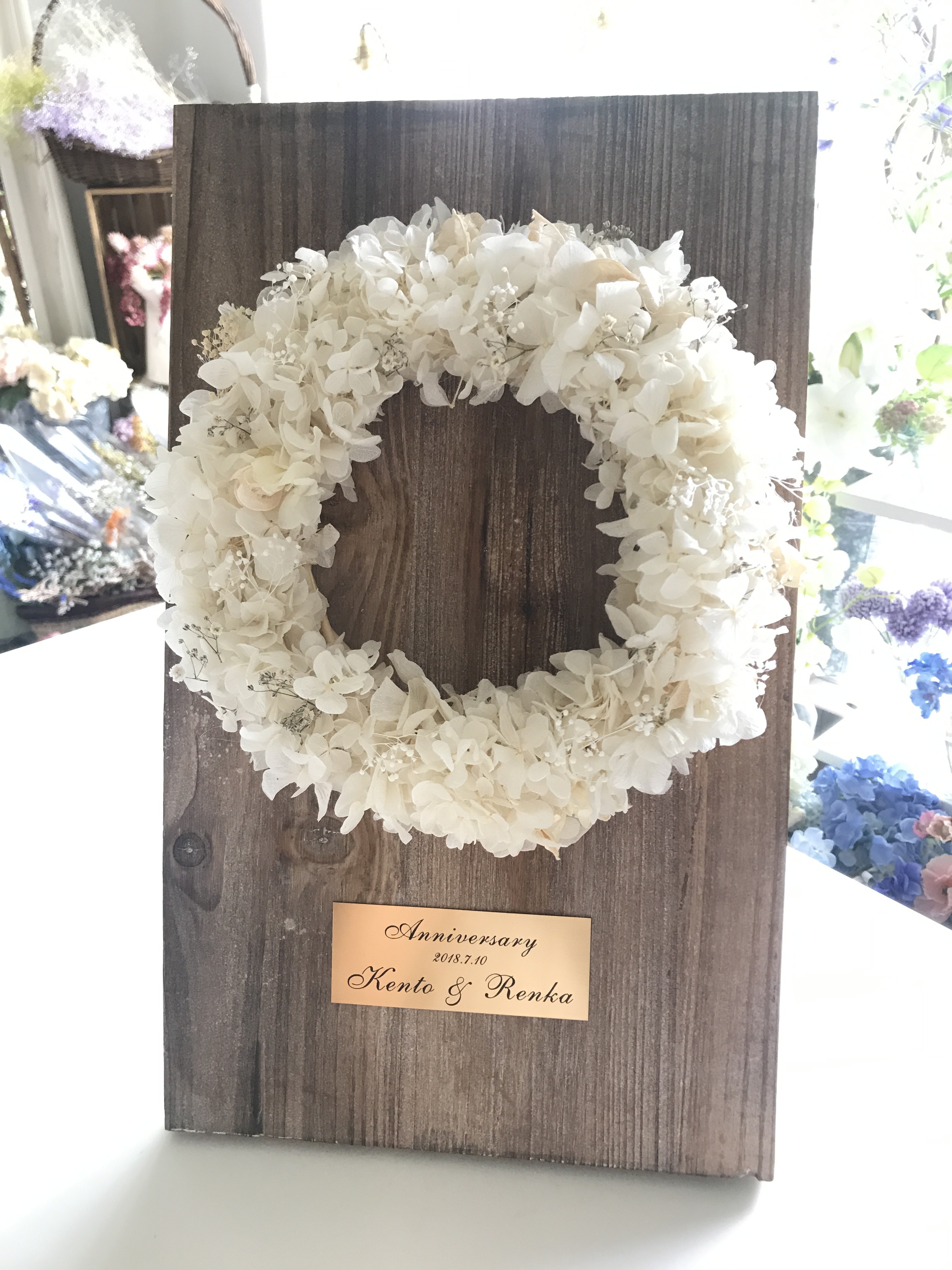 木製ウェルカムボード アンティークホワイト 紫陽花リース 記念プレート付き Lafeuille Tokyo