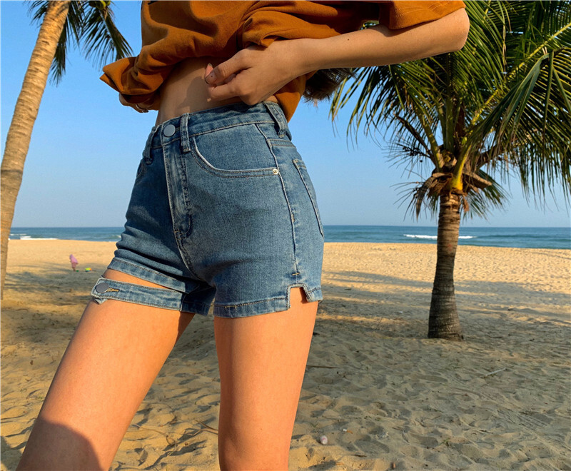 送料無料 2色 ホットパンツ ショートパンツ レディース デニム パンツ ミニ サイドスリット ボタン おしゃれ かっこいい セクシー クール 黒 個性的 シンプル スリム タイト 脚長 美脚 ブルー ライトブルー 水色 青 黒 ブラック 無地 大人かわいい こなれ感 インスタ映え 送料無料 2色 ホットパンツ ショートパンツ レディース デニム パンツ ミニ サイドスリット ボタン おしゃれ かっこいい セクシー クール 黒 個性的 シンプル スリム タイト 脚長 美脚 ブルー ライトブルー 水色 青 黒 ブラック 無地 大人かわいい こなれ感 インスタ映え