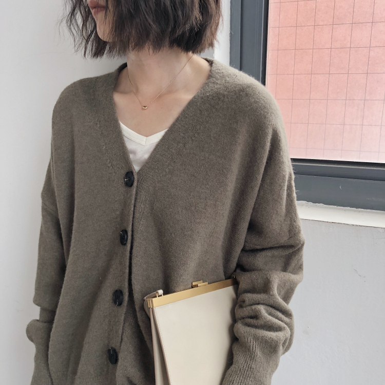 大き目ボタン ゆったり Vネック カーディガン シンプル カジュアル 通勤 オフィス 秋 冬 レディース ファッション Sheratan アラサーol 通勤 女子会ファッション専門店