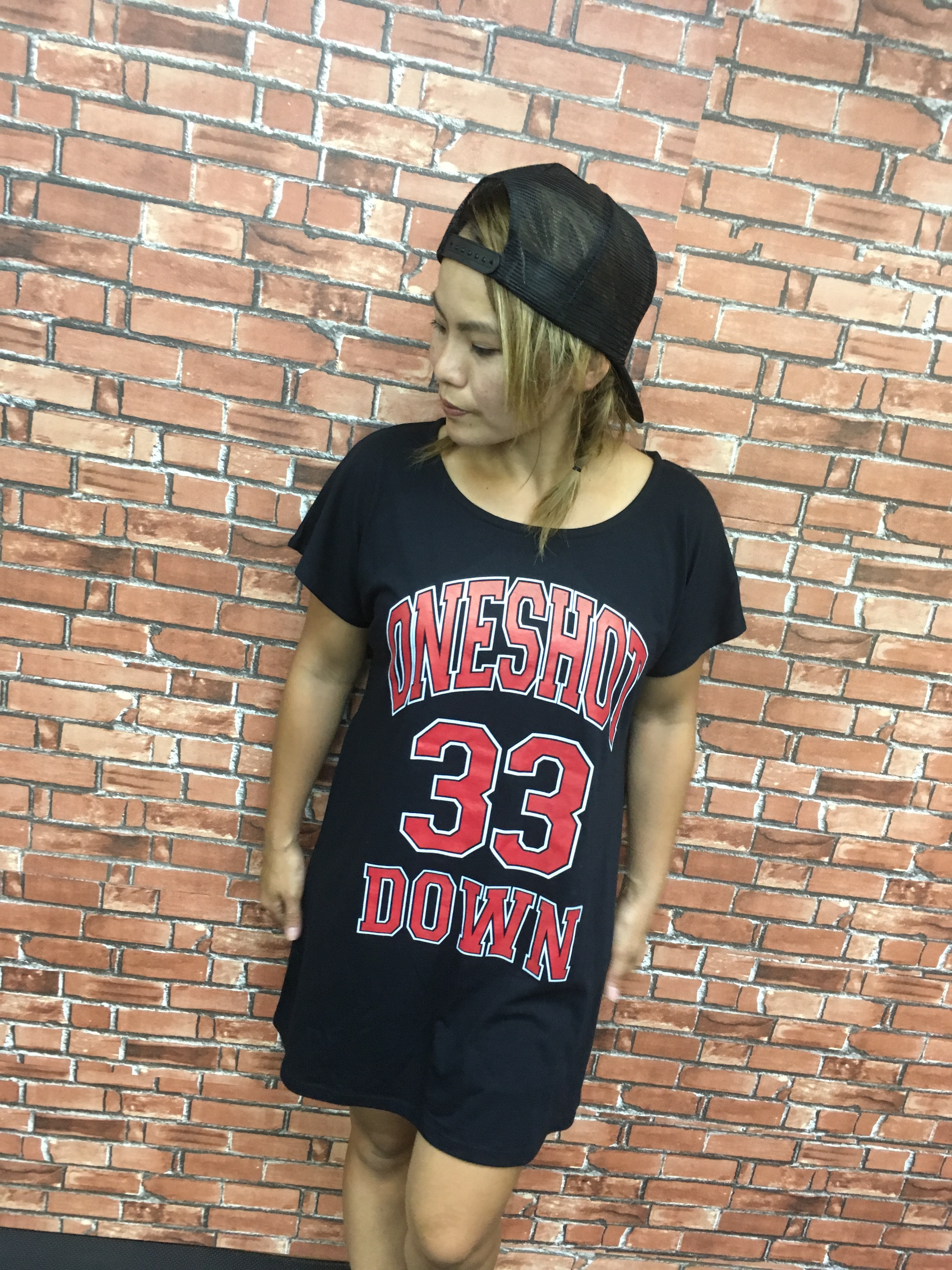 ONESHOTDOWN ガールズ ワンピースTシャツ ナンバー33デザイン - 画像4