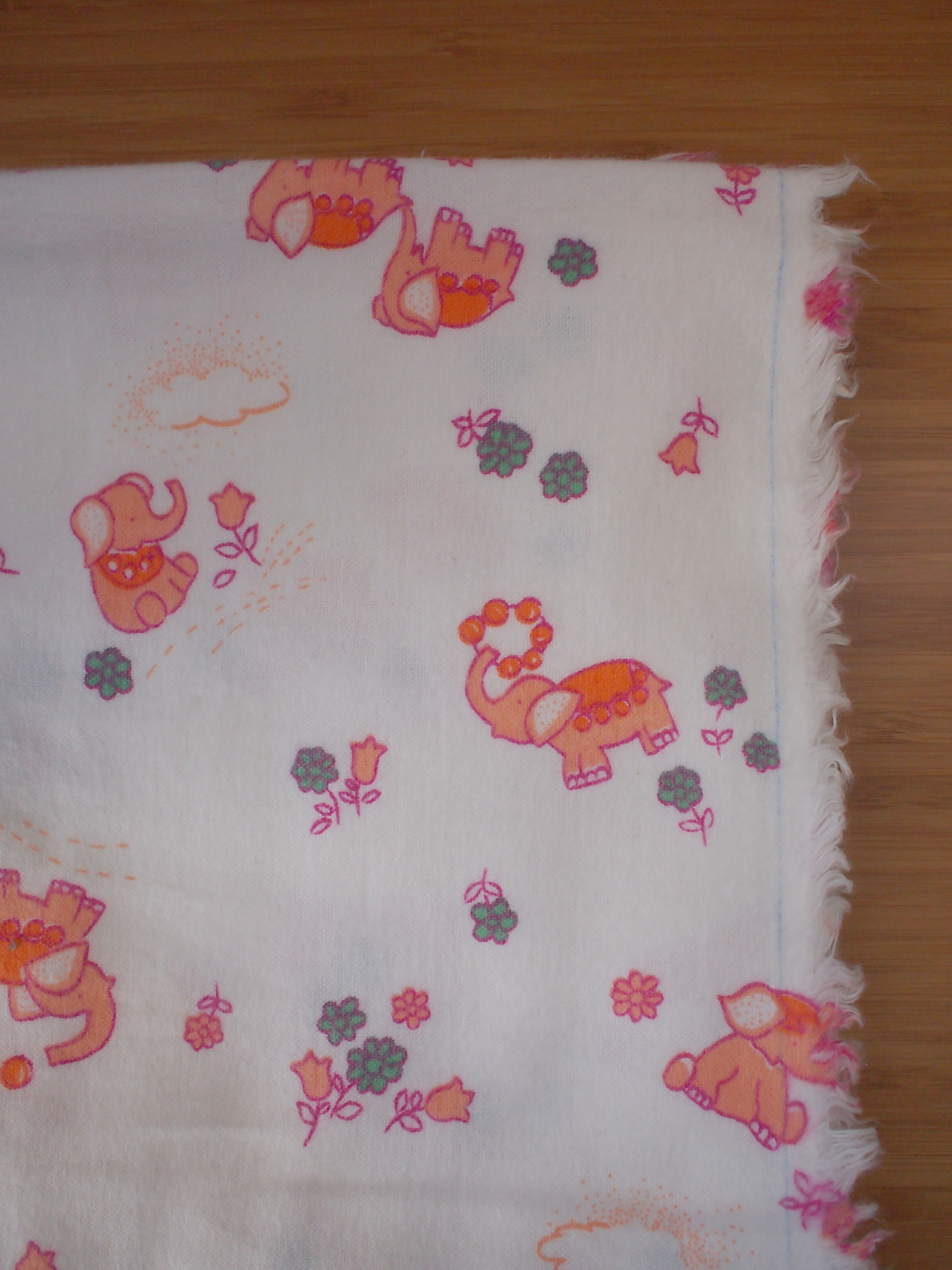 1970年代 エストニア製 ヴィンテージ コットンフランネル生地 幅77cm 長さ30cm Orange Elephants Bella Vita シチリア島の陶器とヨーロッパヴィンテージ