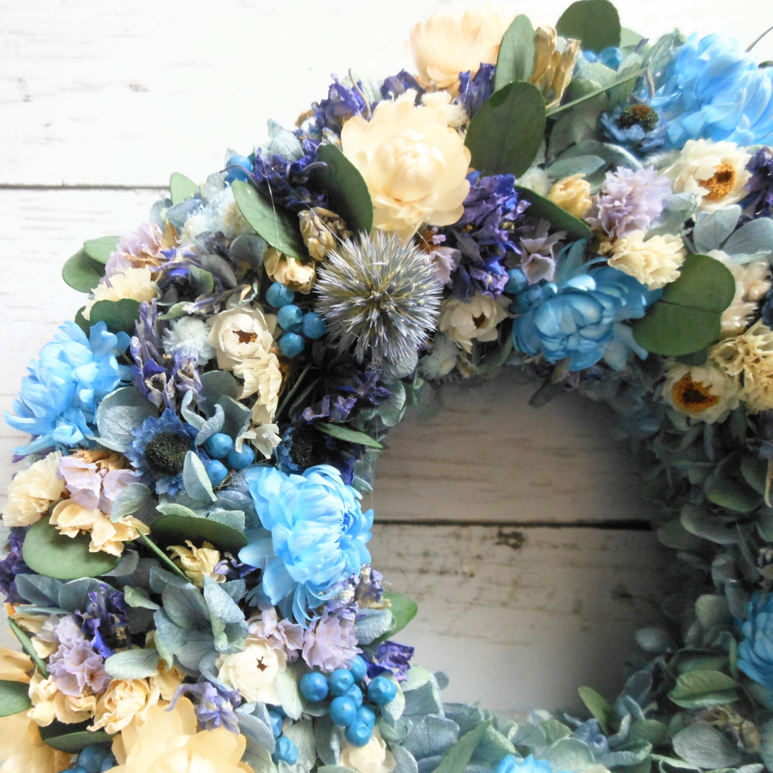 ヘリクリサムとユーカリと小花のたっぷりドライフラワーリース ブルー系 Mon Ange ハンドメイドアクセサリー プリザーブドフラワーショップ