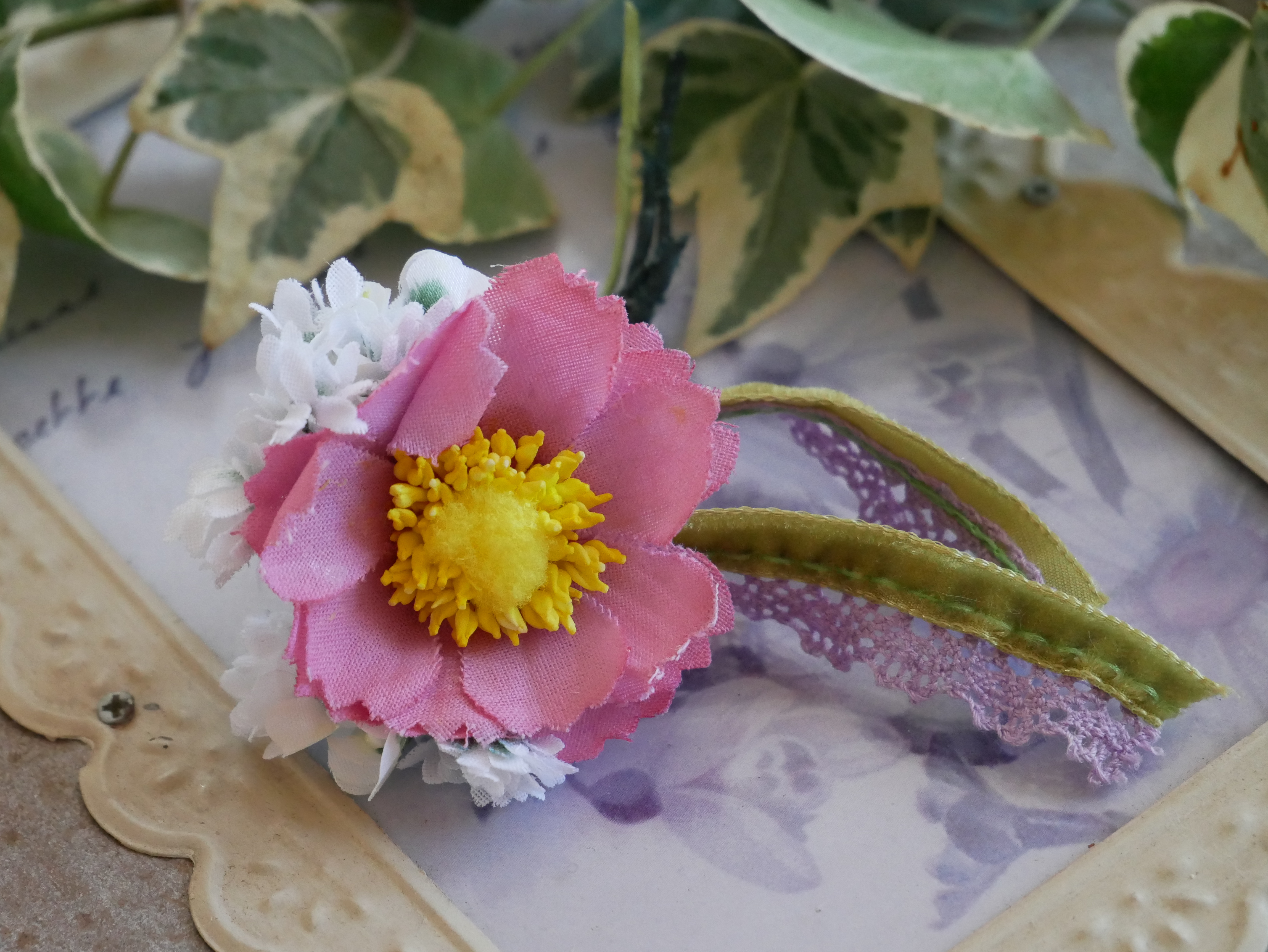 Shop Bissan Moon さんのコスモスとかすみ草のコサージュ Bissan