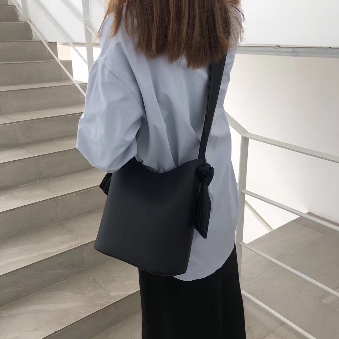 オンオフ兼用で使える縦長デザインのシンプルなバッグ レディース ショルダーバッグ トートバッグ 通勤 オフィス 上品 落ち着いた 代 30代 40代 Ailla アイラ