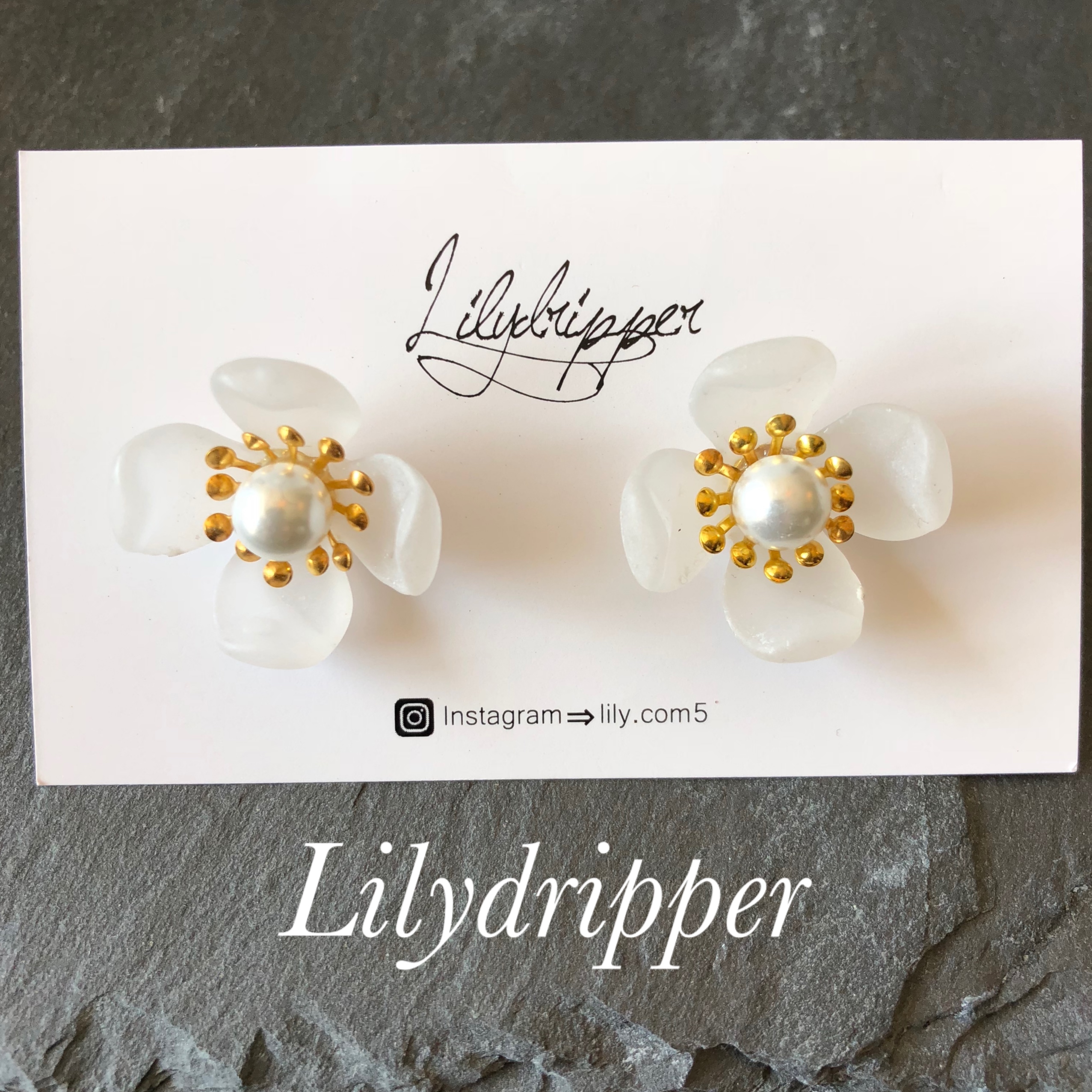 すりガラス風フラワーピアス ガラスドームキャッチ 2way ホワイト Lilydripper