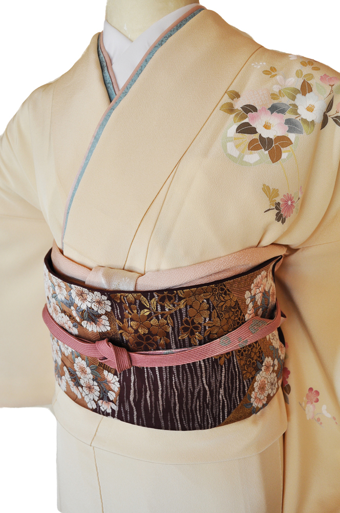 訪問着レンタル■上品な鳥の子色に牡丹・桜・菊等の花車■正絹フリーサイズhu5〔往復送料無料〕 - 画像4