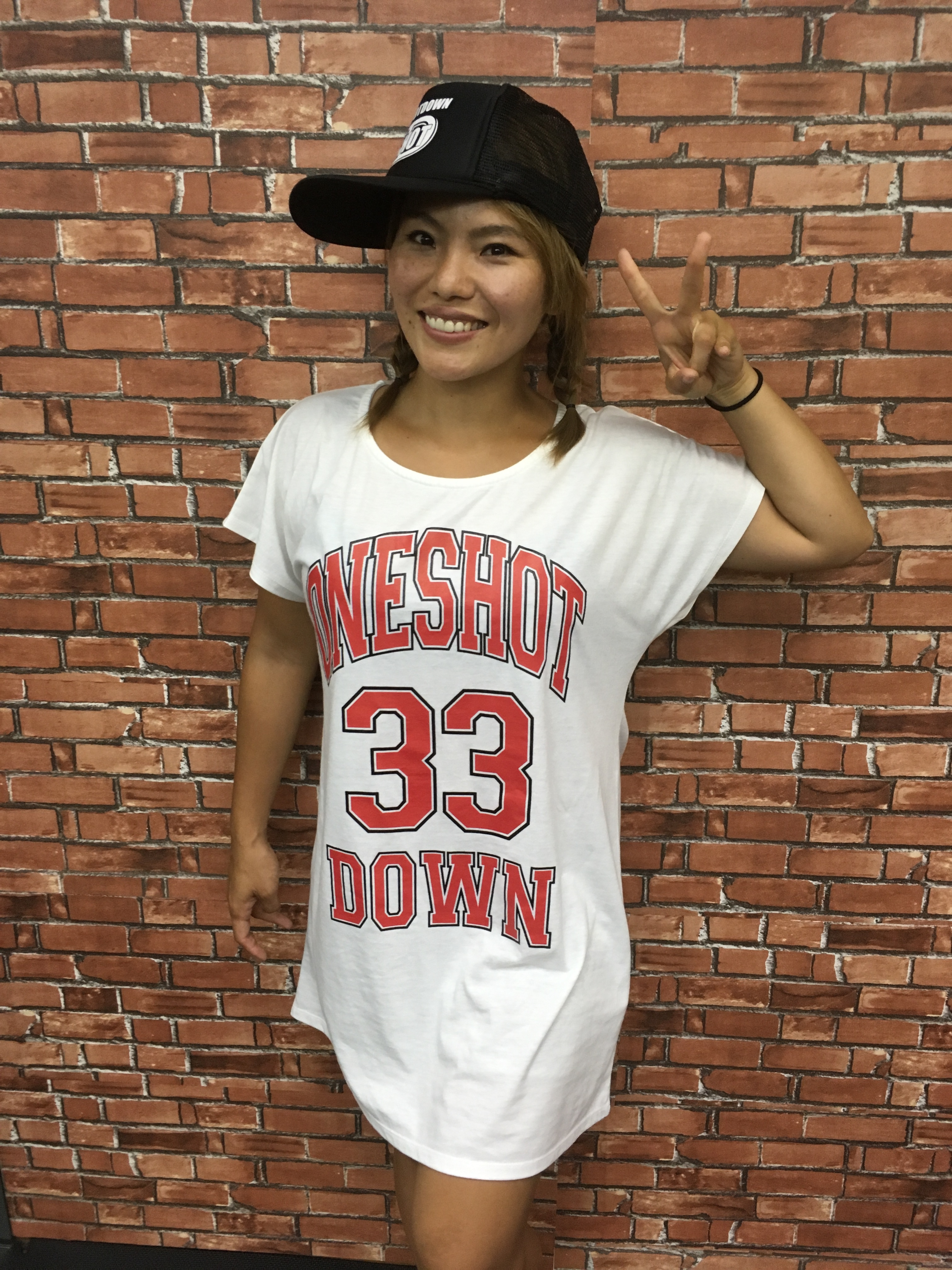 ONESHOTDOWN ガールズ ワンピースTシャツ ナンバー33デザイン - 画像2