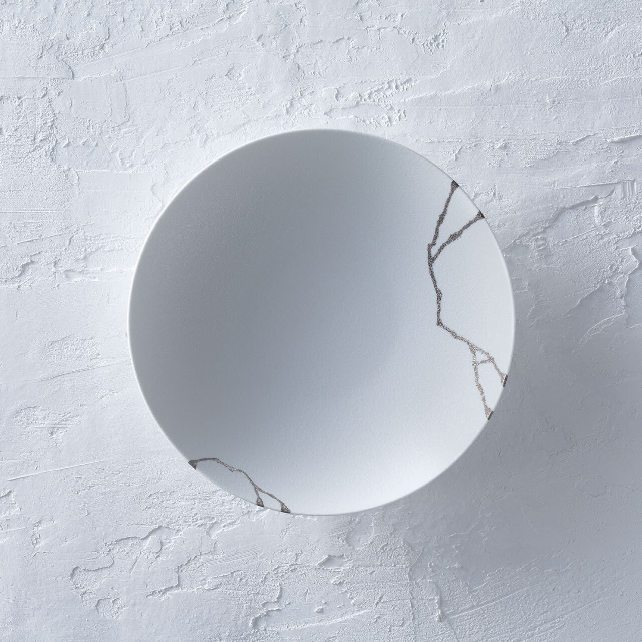 【中古】【UnCオリジナル／KINTSUGI風シリーズ】有田焼 21cm鉢皿 スノーホワイト×プラチナ線サムネイル画像