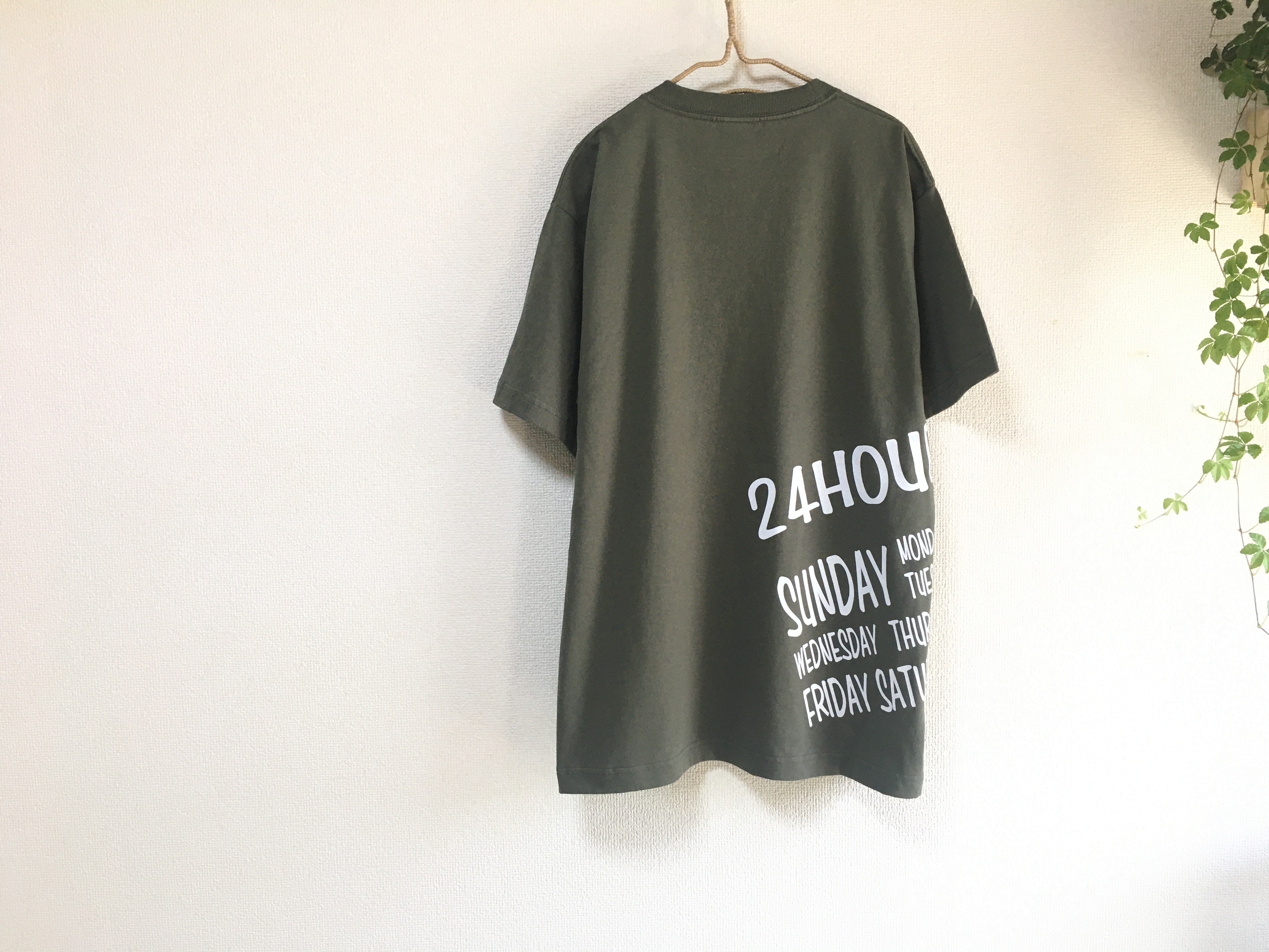 24 7ロゴサイドプリント メンズtシャツ アーミーグリーン メンズs Xl ユニセックス Tシャツ パーカーブランド 24 7graphics 24 7ロゴサイドプリント メンズtシャツ アーミーグリーン メンズs Xl ユニセックス Tシャツ パーカーブランド 24 7graphics