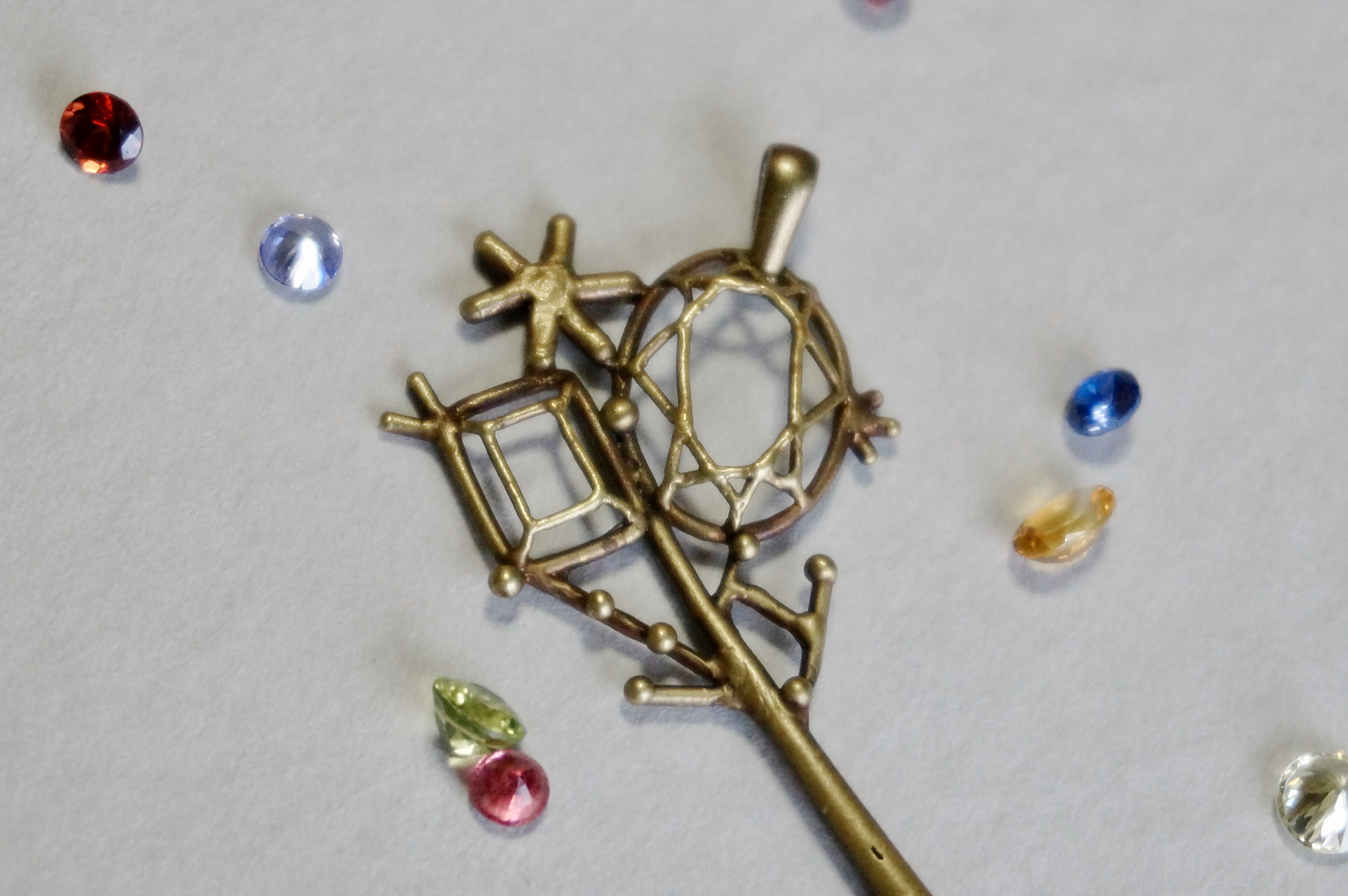 宝石のひかりの鍵のペンダント | Fiato