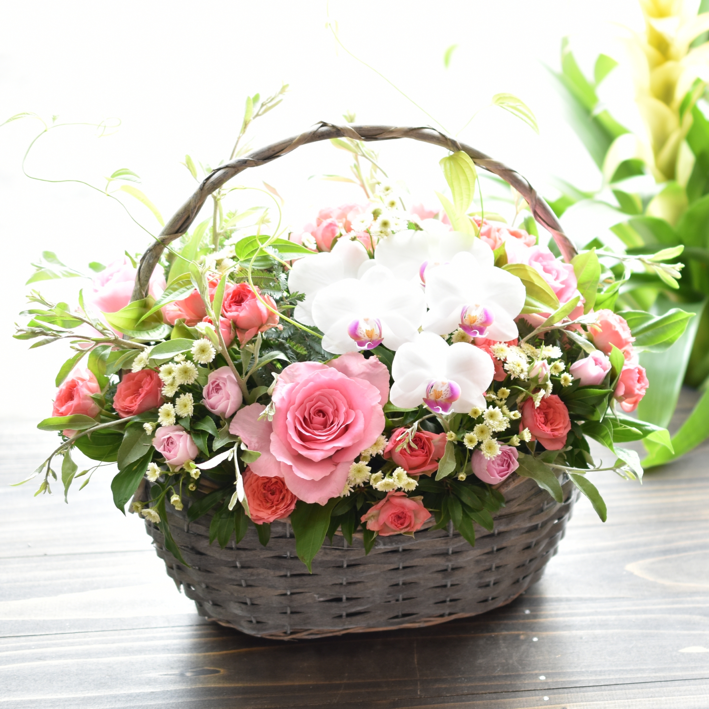 ピンク薔薇のバスケットアレンジ フラワーブティックはなむら ピンク薔薇のバスケットアレンジ フラワーブティックはなむら