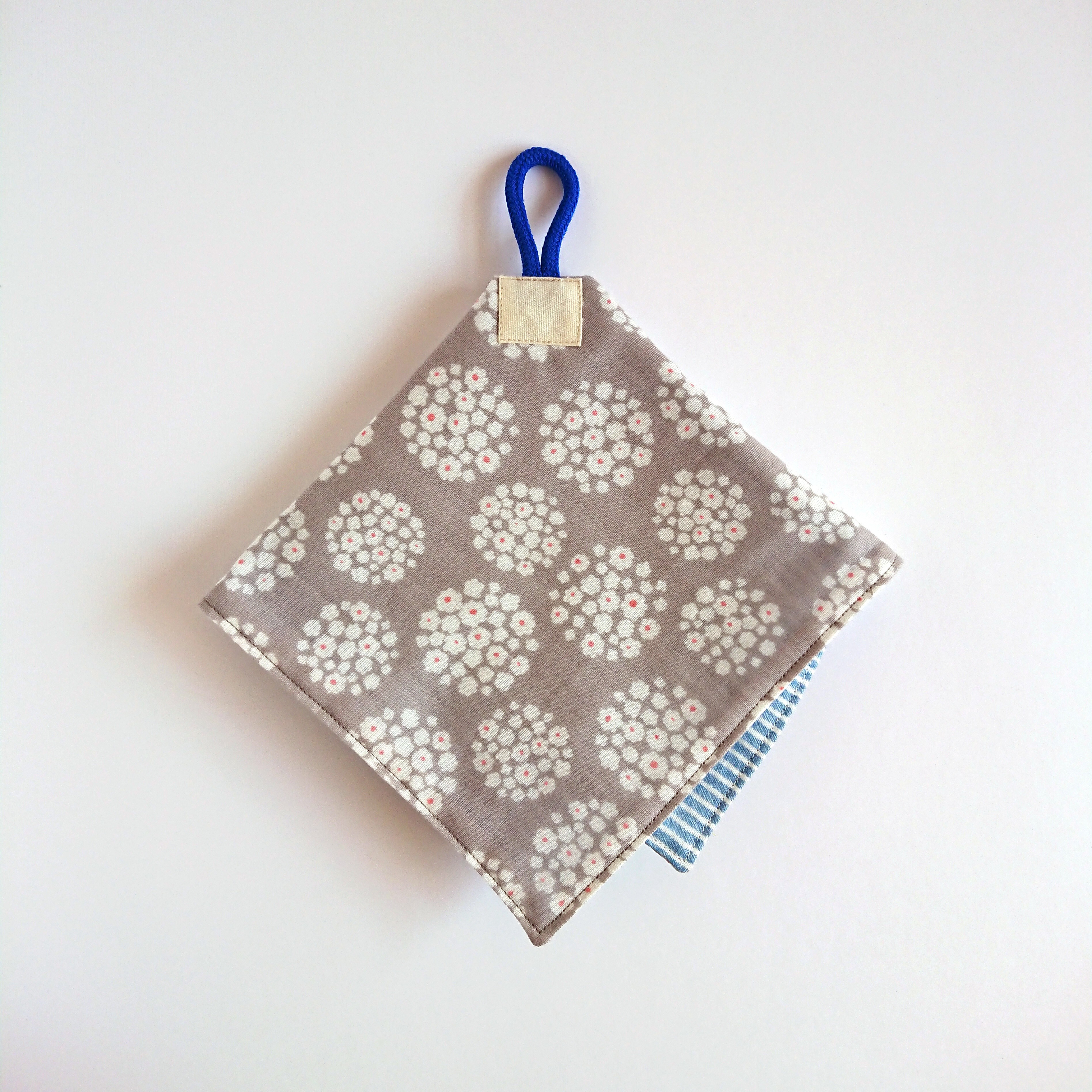 真ん中 ループ 付き ハンドタオル 灰丸花 黒紅堂