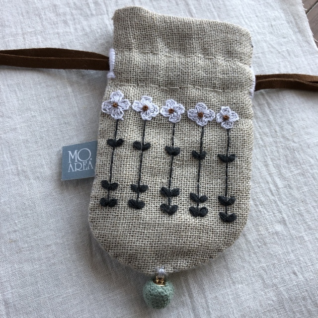 花刺繍のミニミニ巾着 白の花5輪 モカ雑貨店 花刺繍のミニミニ巾着 白の花5輪 モカ雑貨店