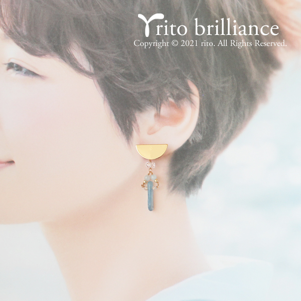 Rito Brilliance 印象的な半月型金属プレートに原石の形を残したアクアマリンと カット入りの水晶 いずれも天然石 を合わせた個性派ピアス ブルーカラー Rito Brilliance