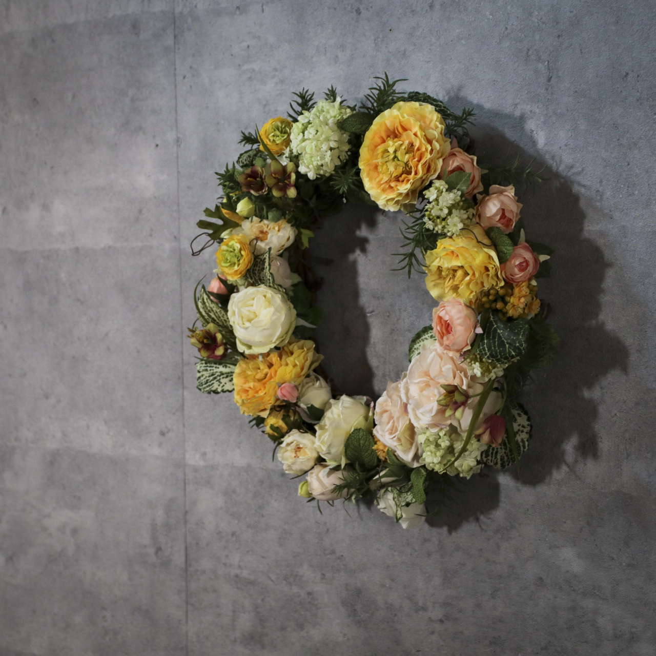 様々な黄色のニュアンスを楽しむフラワーリース Yokohamadisplaymuseum Arrangementline 様々な黄色のニュアンスを楽しむフラワーリース Yokohamadisplaymuseum Arrangementline