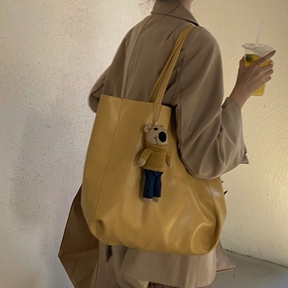 送料無料 3色 バッグ レディース トートバッグ 鞄 大容量 ビッグバッグ ハンドバッグ クマ ぬいぐるみ付 無地 レザー 合皮 カバン きれいめ シンプル 肩掛け 手提げ バッグ カジュアル かわいい Bag デート 通学 学生 ブラック 黒 ブラウン 茶 イエロー 黄 送料無料 3色 バッグ レディース トートバッグ 鞄 大容量 ビッグバッグ ハンドバッグ クマ ぬいぐるみ付 無地 レザー 合皮 カバン きれいめ シンプル 肩掛け 手提げ バッグ カジュアル かわいい Bag デート 通学 学生 ブラック 黒 ブラウン 茶 イエロー 黄