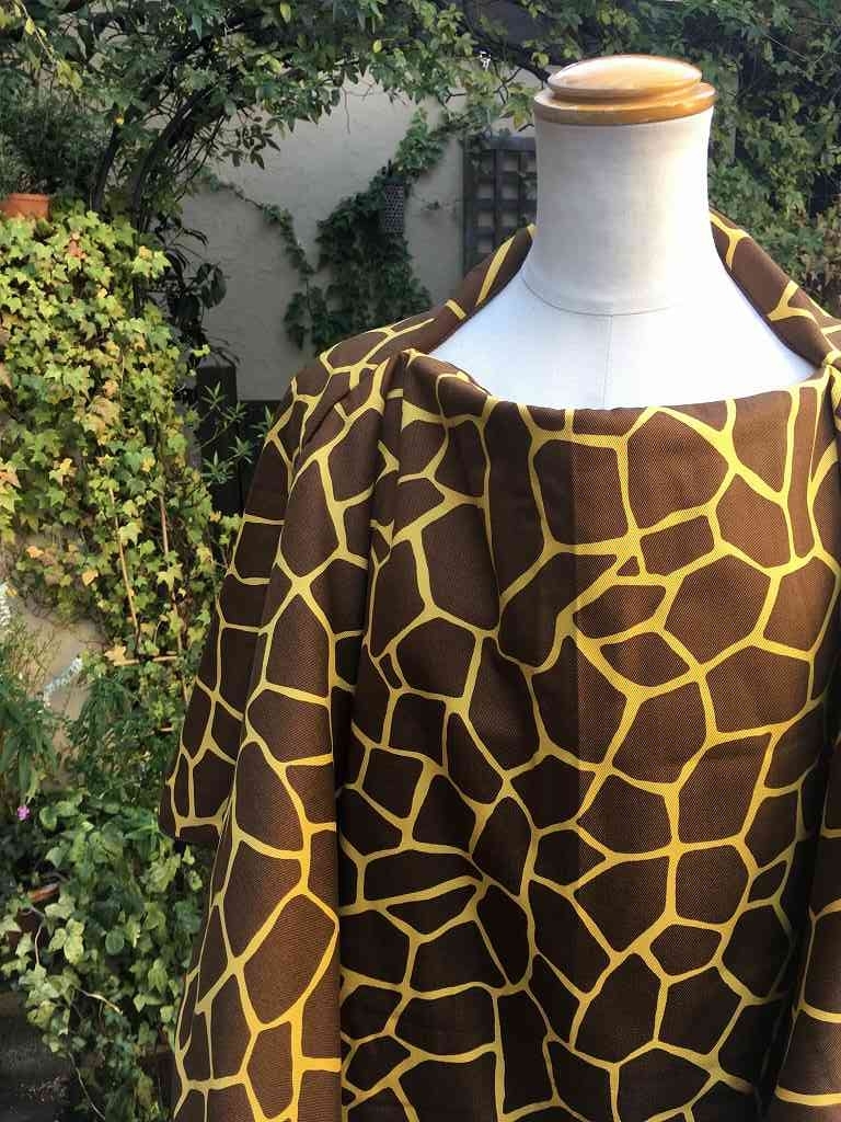セガサミー公式 幸運のキリン柄フリースポンチョ フリル服と刺繍の店 リフルシャッフル