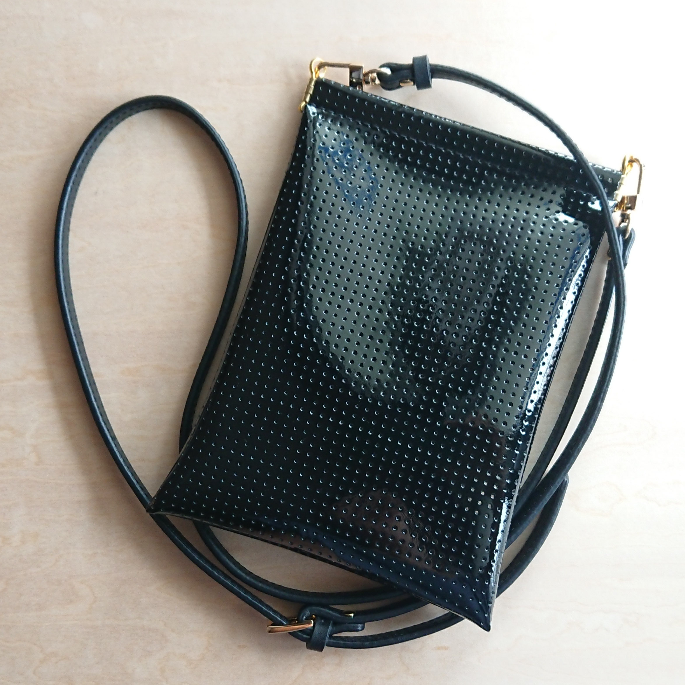 斜め掛け レザーショルダー スマホポシェット 黒 Jaane Matane ジャーネマタネ お揃いやプレゼントに喜ばれる小銭入れ カードケース ポーチの通販 斜め掛け レザーショルダー スマホポシェット 黒 Jaane Matane ジャーネマタネ お揃いやプレゼントに喜ばれる小銭入れ カードケース ポーチの通販