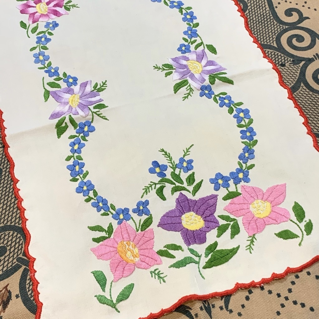 カンパニュラ刺繍のハンガリークロス Kolbenova