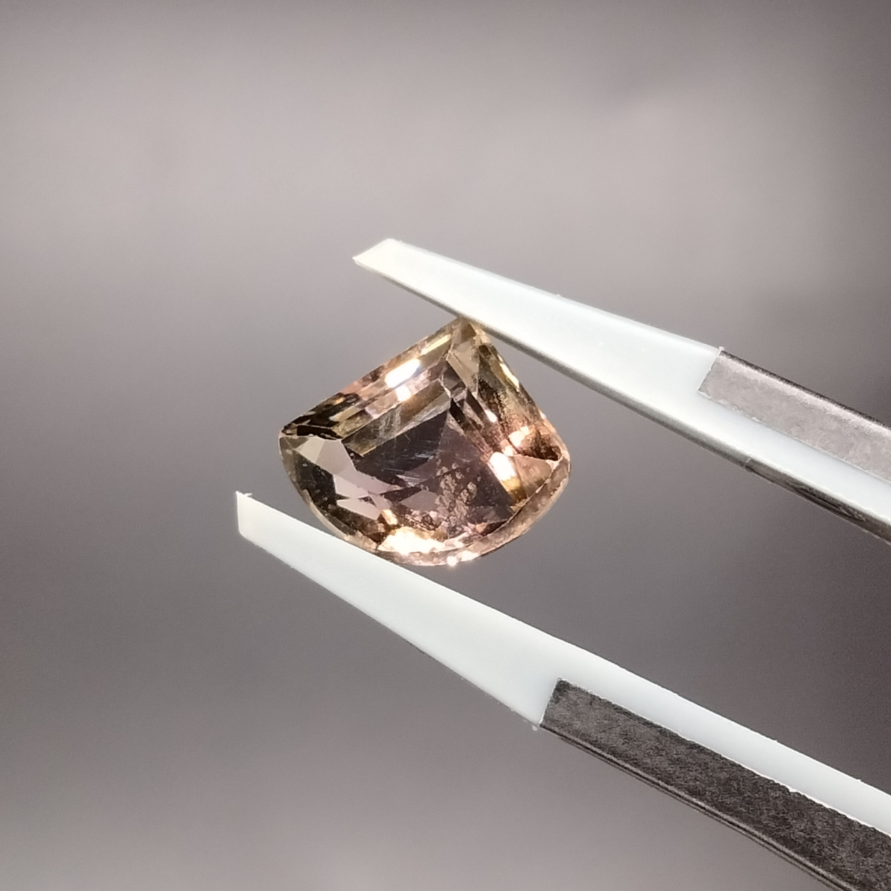 形もかわいい！クリアな個性派のトルマリン【1.98ct/8.5×7.6】