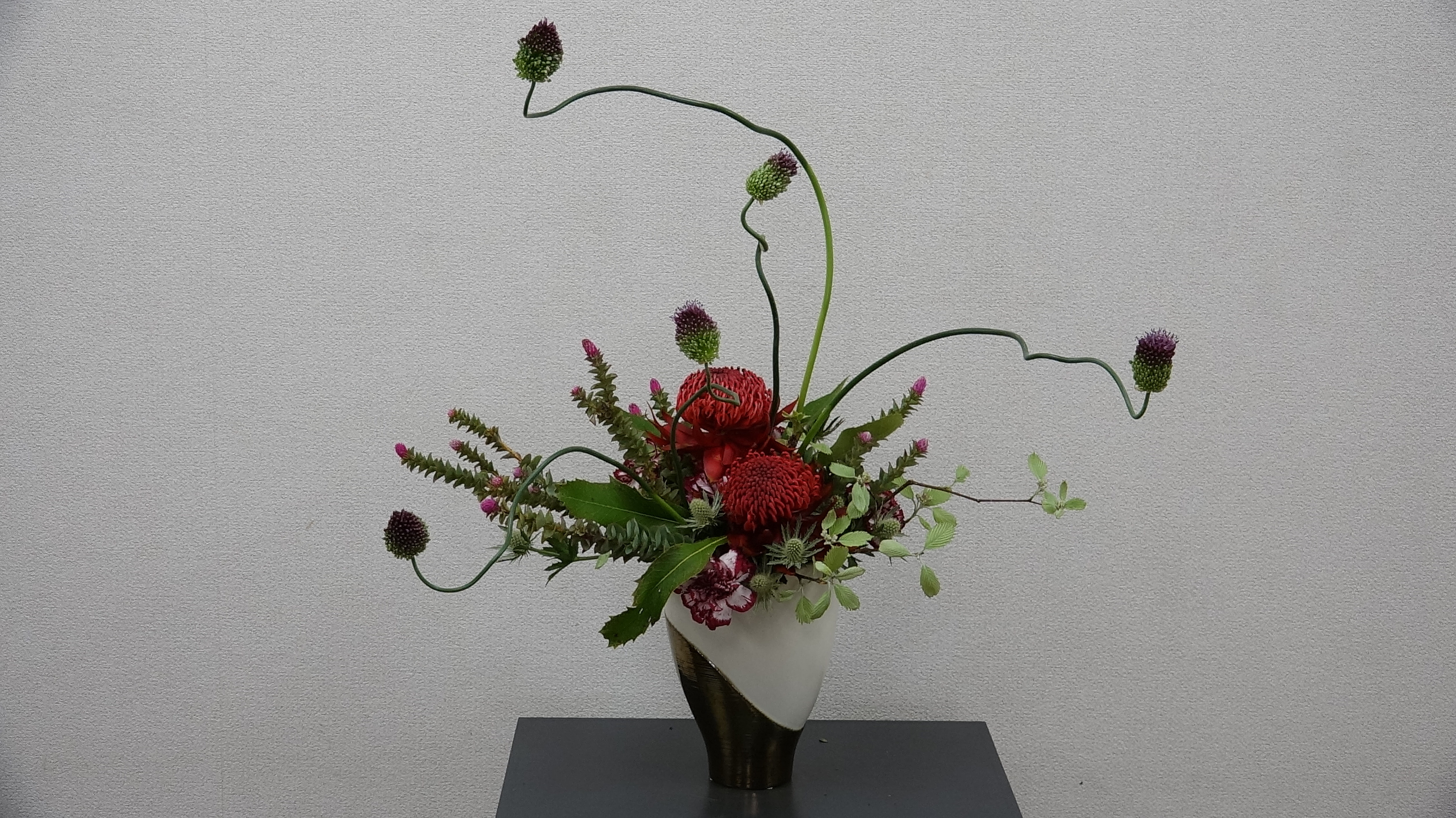 フラワーアーティストSHINの作る、おまかせフラワーアレンジメント(シックな色合い) FlowerTV shop