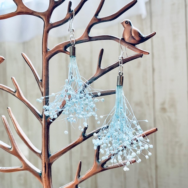 薄水色のかすみ草の花束ピアス フックタイプ Botanica