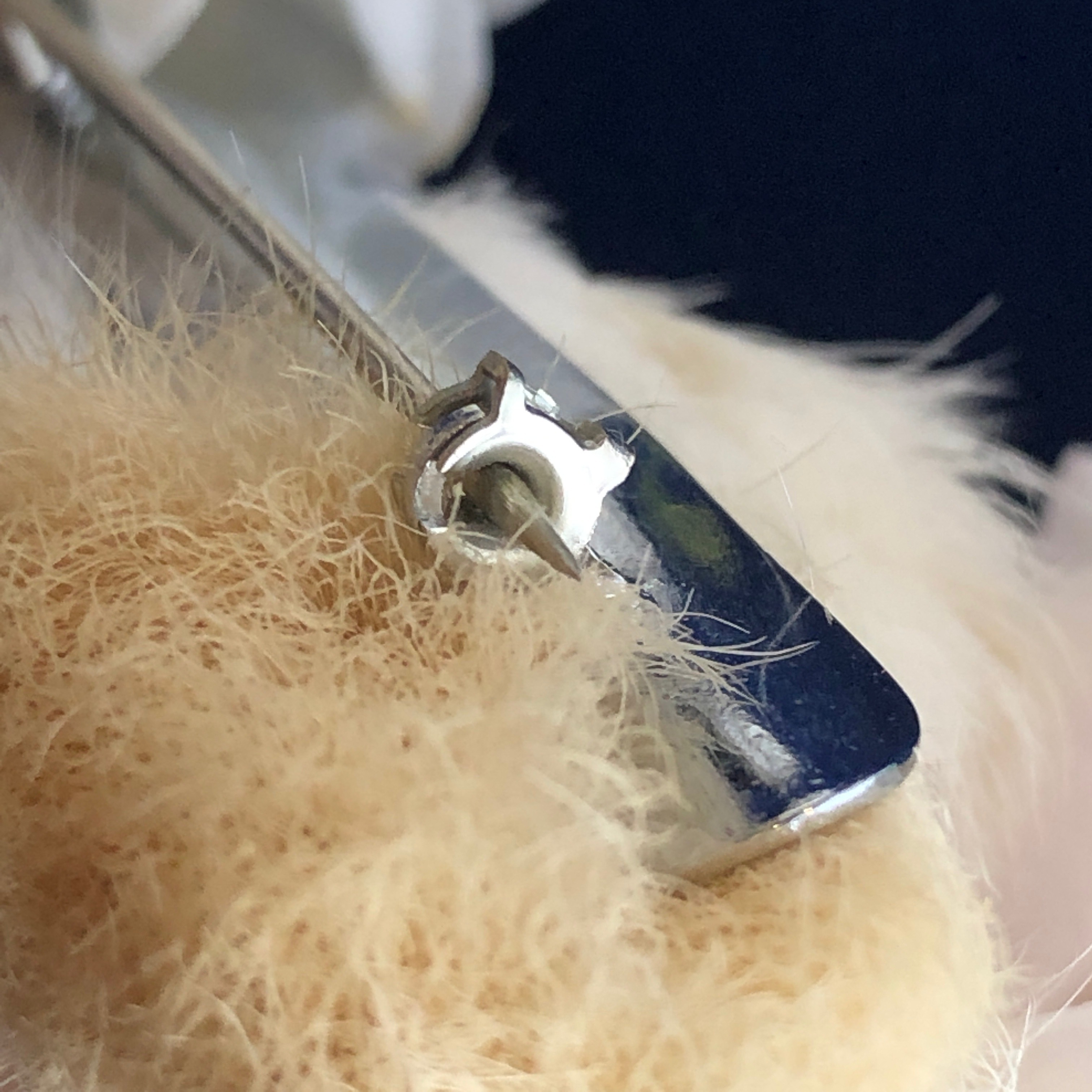 兎の足のお守りブローチ メルキュール骨董店